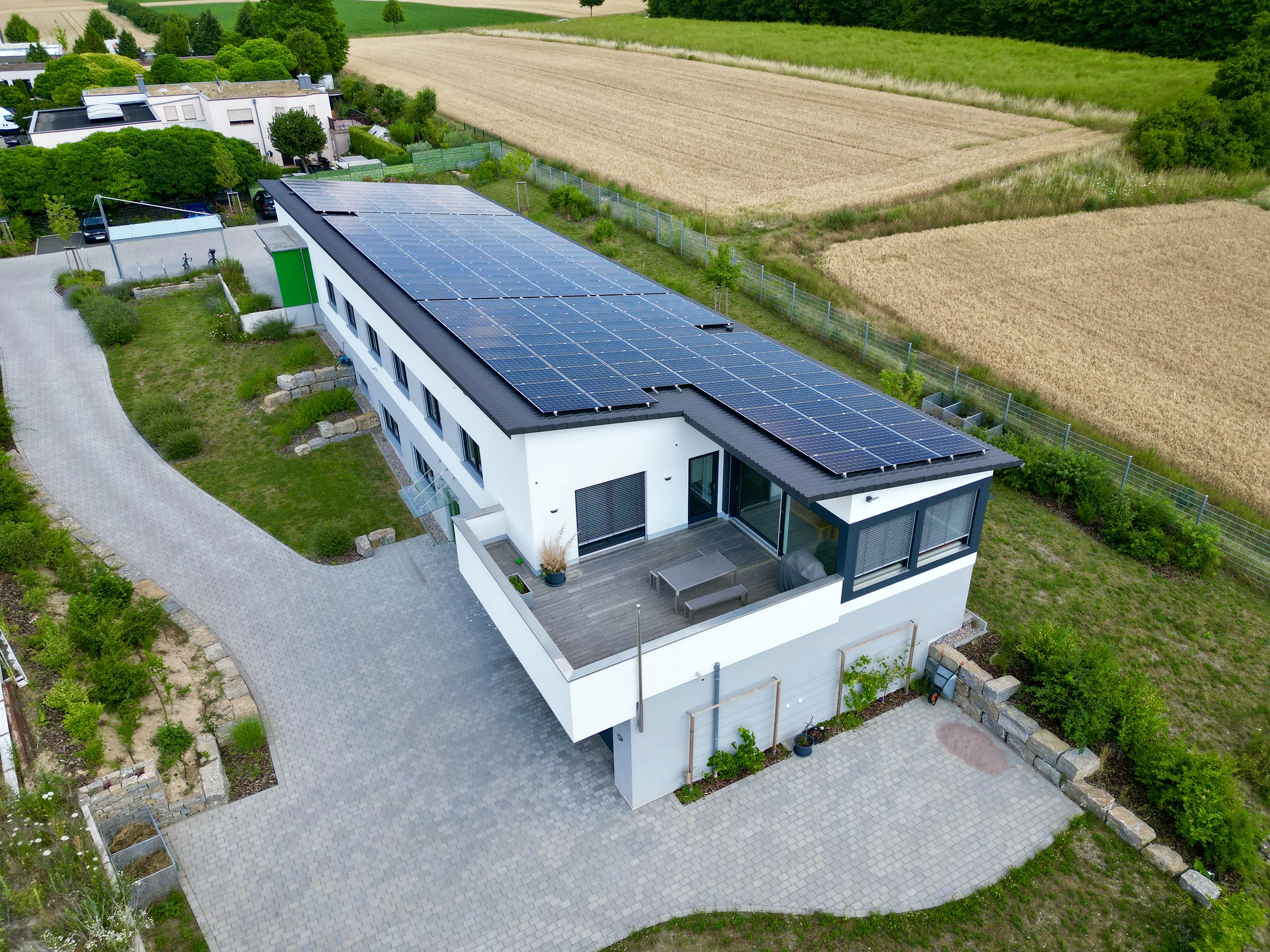 Buero- und Laborgebaeude mit Pultdach von Meisterstueck Haus aus der Vogelperspektive