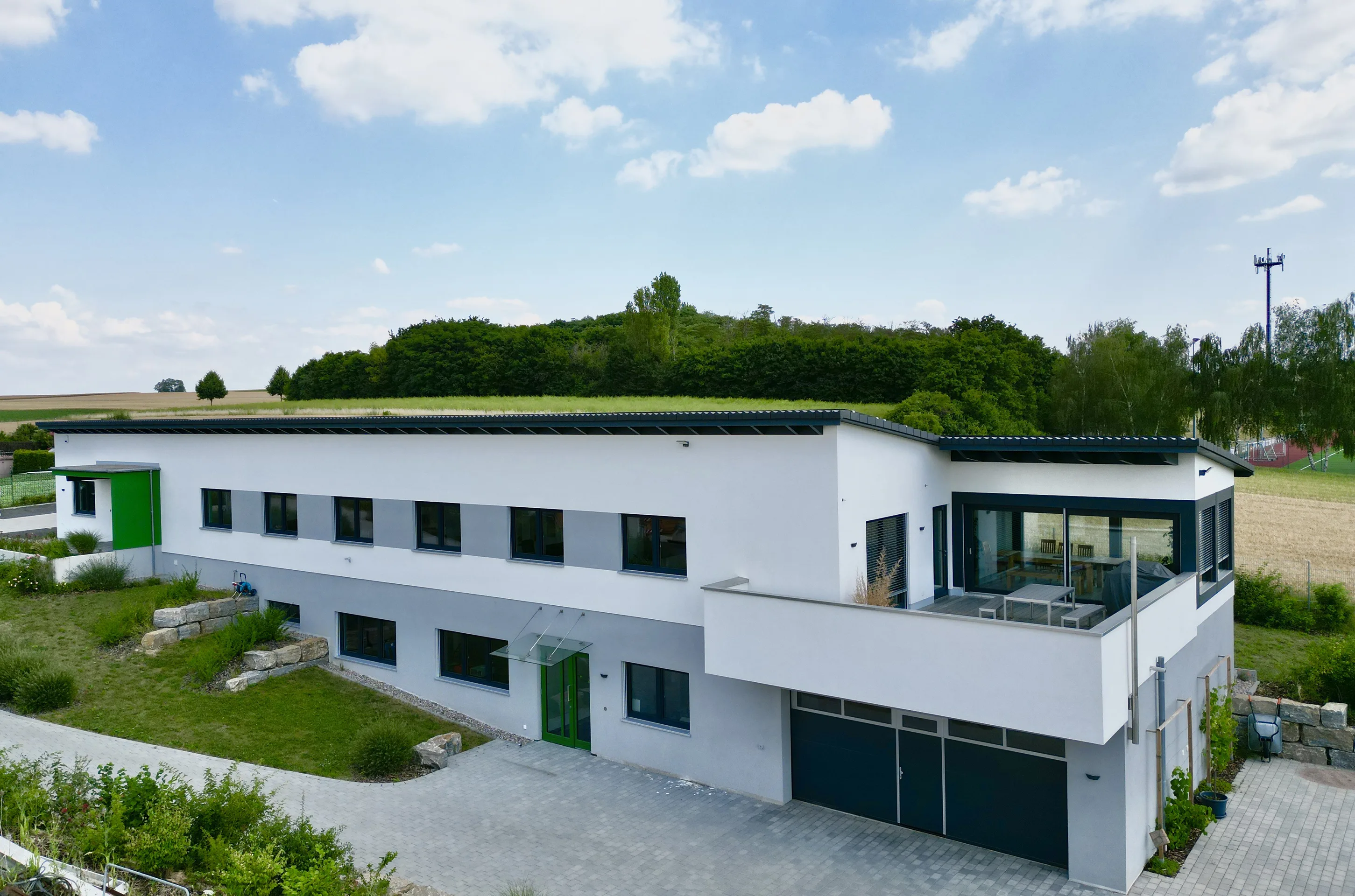 Buero- und Laborgebaeude mit Pultdach von Meisterstueck Haus aus der Frontalansicht