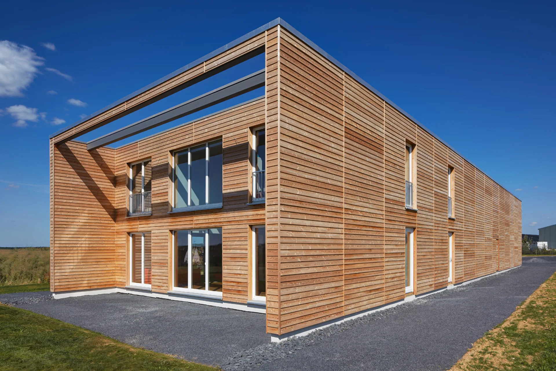 Gewerbebau mit Betriebswohnung von Meisterstueck Haus Seitenansicht 1