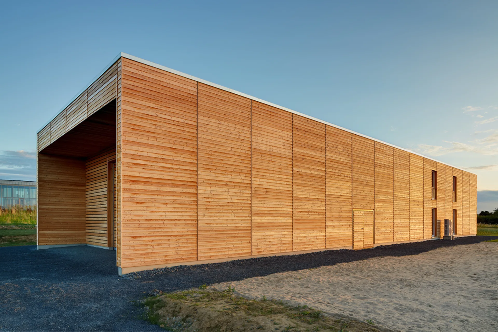 Gewerbebau mit Betriebswohnung von Meisterstueck Haus Seitenansicht 5