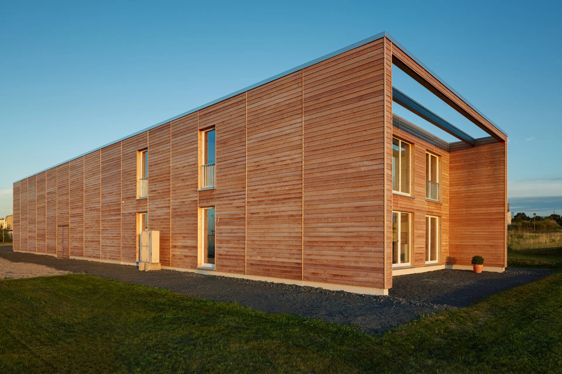 Gewerbebau mit Betriebswohnung von Meisterstueck Haus Seitenansicht 3