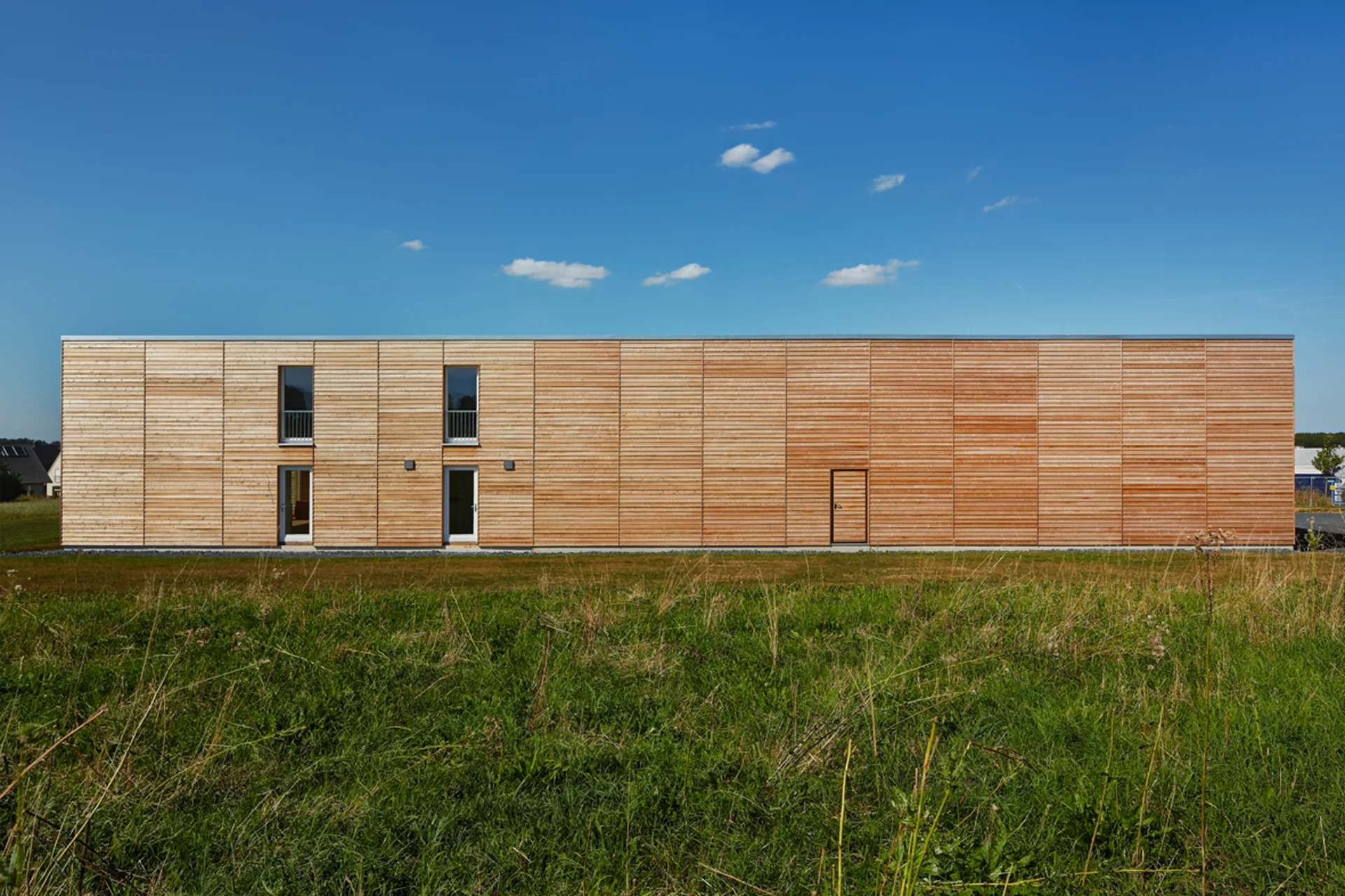 Gewerbebau mit Betriebswohnung von Meisterstueck Haus Seitenansicht 6