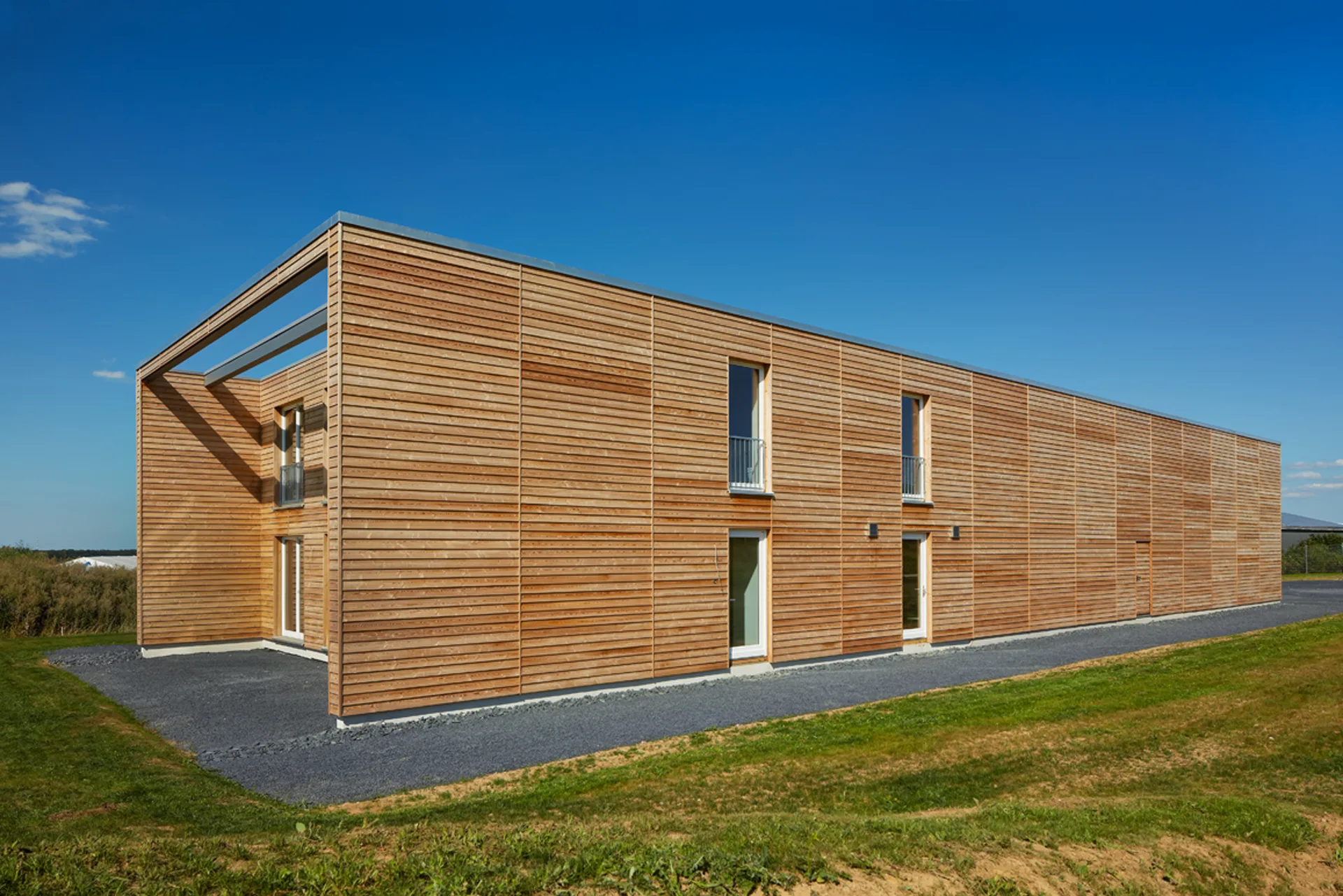 Gewerbebau mit Betriebswohnung von Meisterstueck Haus Seitenansicht 4