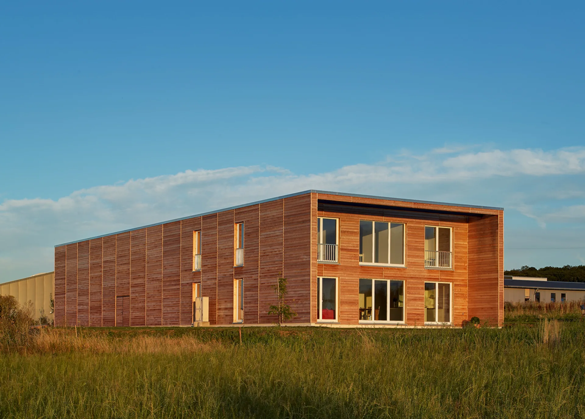 Gewerbebau mit Betriebswohnung von Meisterstueck Haus Seitenansicht 7