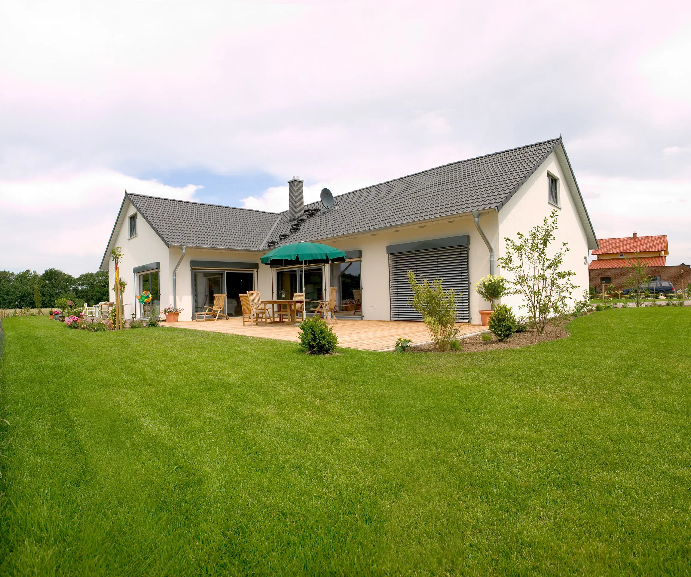 Barrierefreies Generationshaus von Meisterstueck Haus Gartenansicht