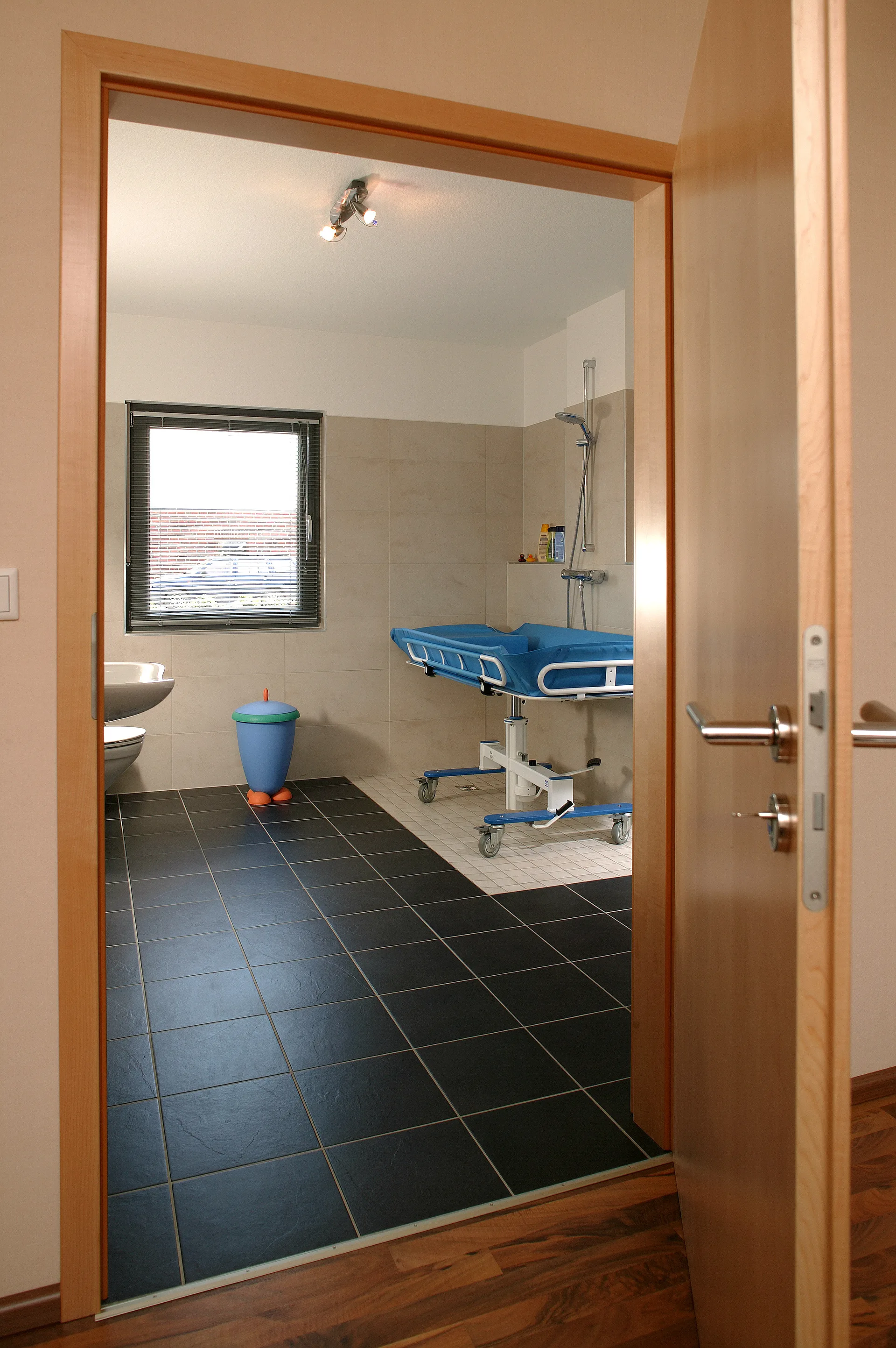 Barrierefreies Generationshaus von Meisterstueck Haus Badezimmer