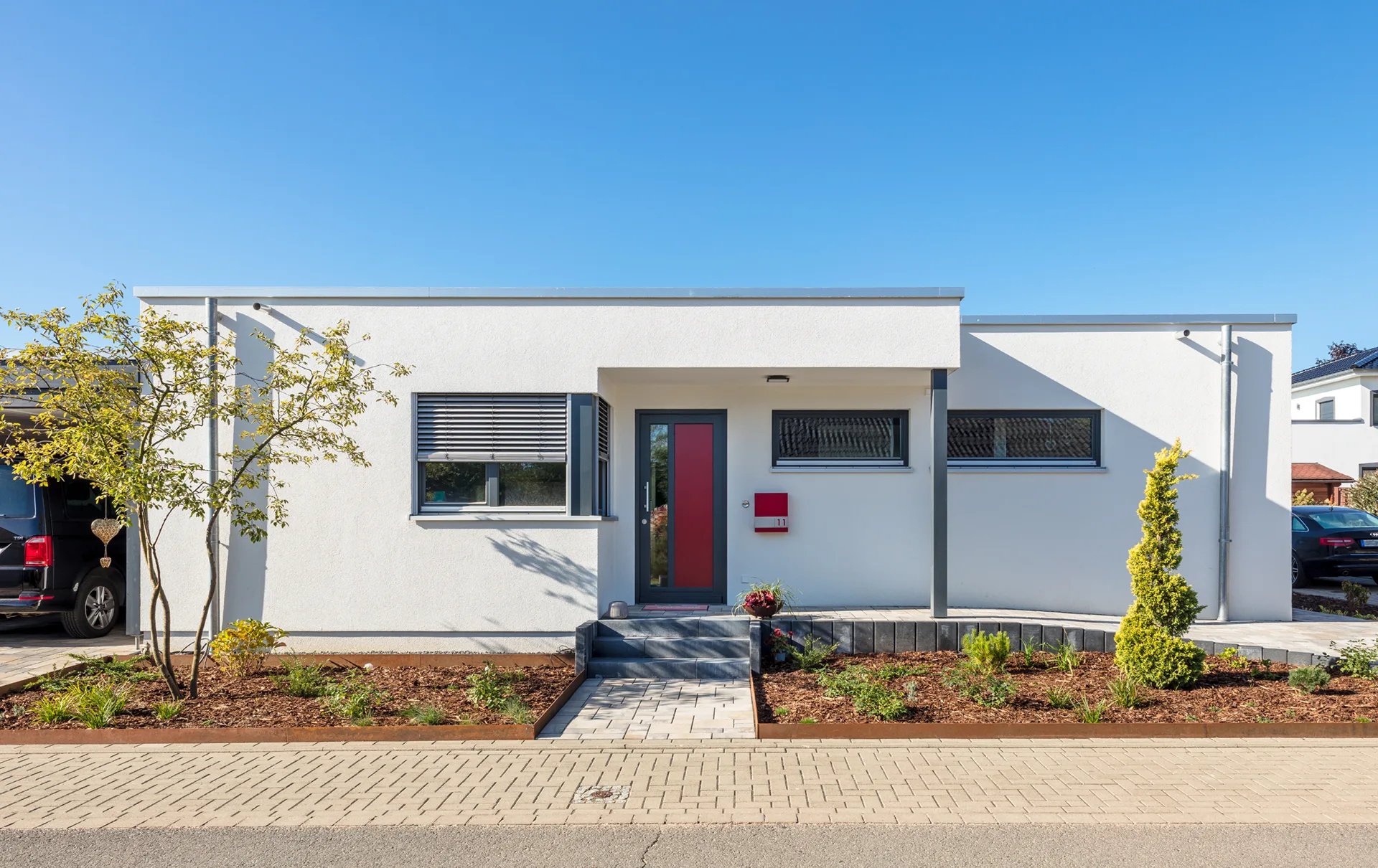 Bauhaus-Bungalow mit Carport von Meisterstück-HAUS