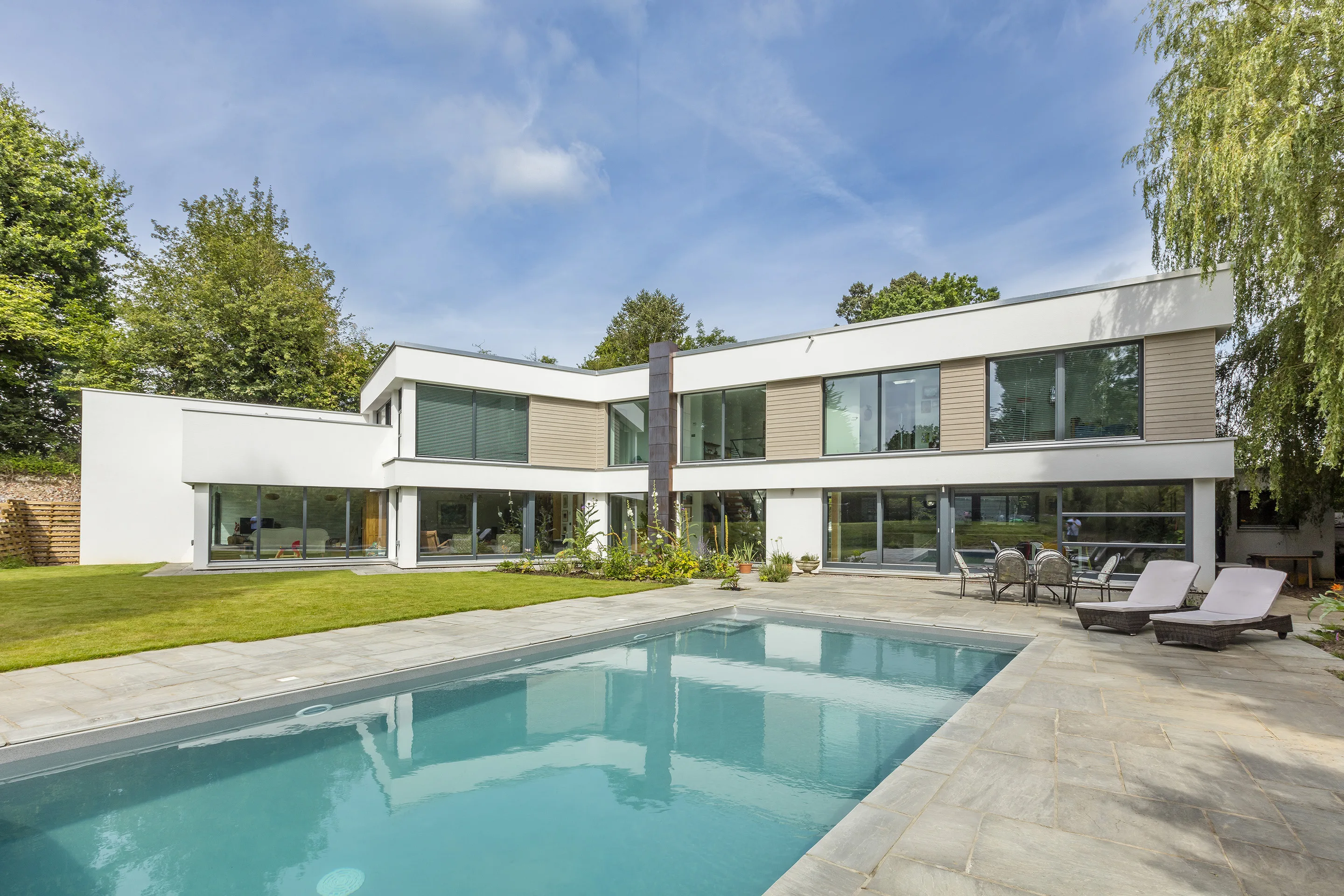Haus in Surrey von Meisterstueck Haus Poolansicht