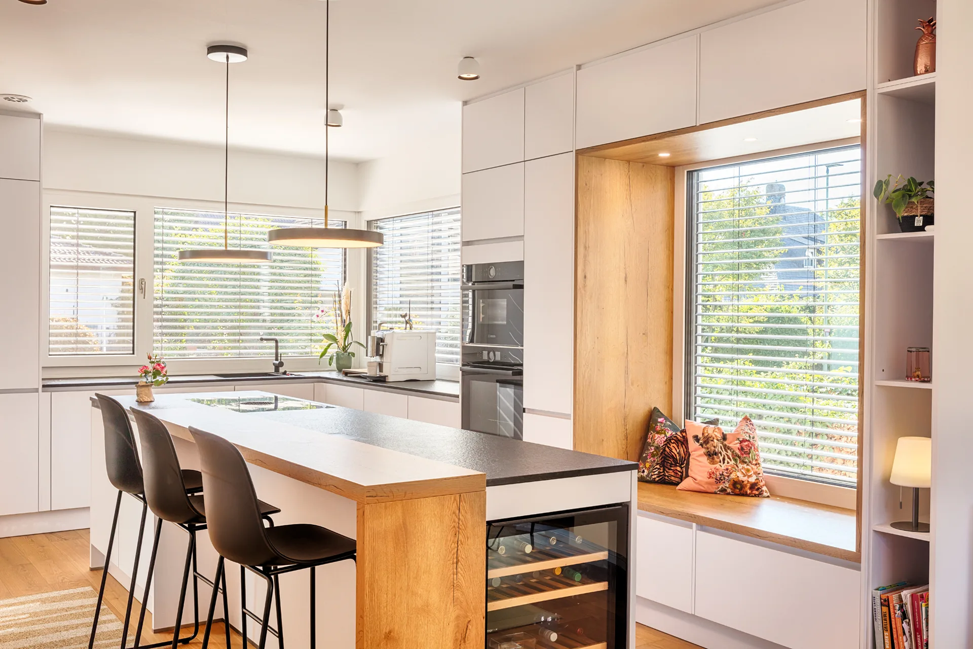 Bauhaus Familienvilla auf Bestandskeller von Meisterstück-HAUS Küche Nahaufnahme