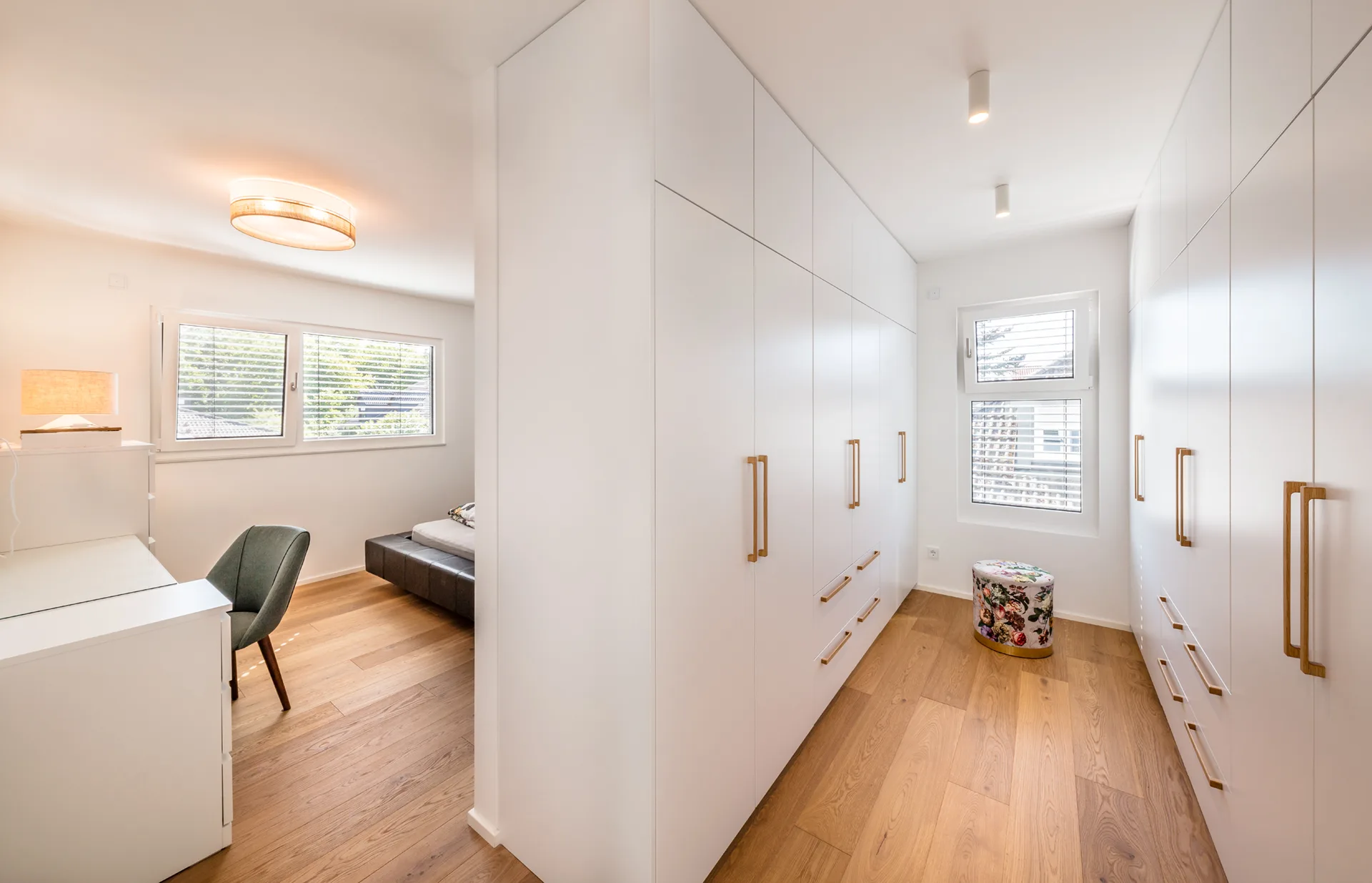 Bauhaus Familienvilla auf Bestandskeller von Meisterstück-HAUS Ankleidezimmer