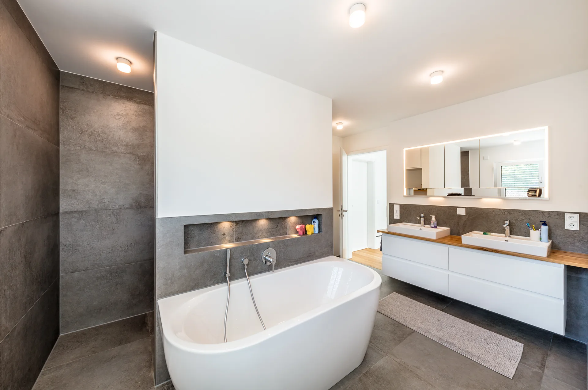 Bauhaus Familienvilla auf Bestandskeller von Meisterstück-HAUS Badezimmer