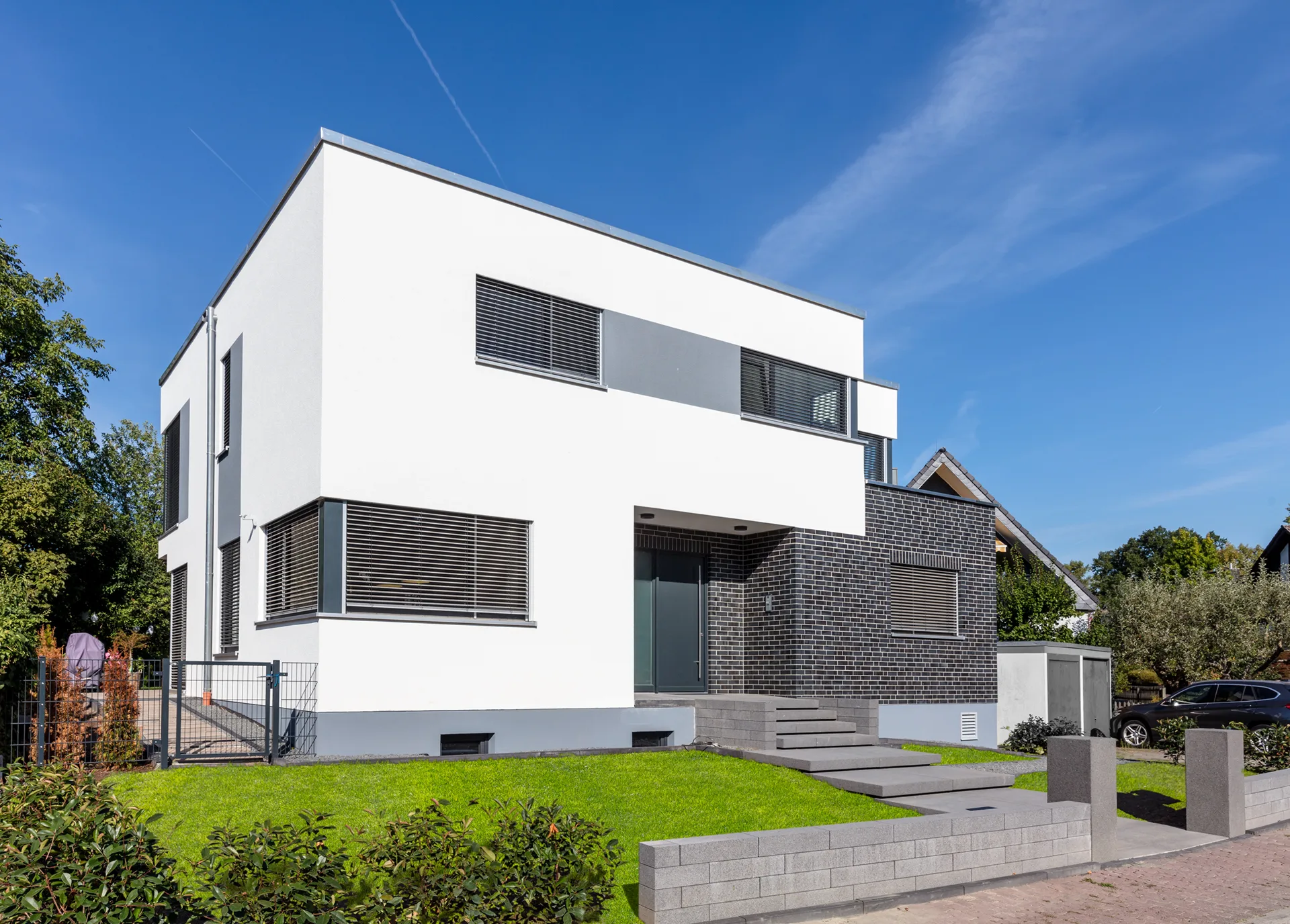 Bauhaus Familienvilla auf Bestandskeller von Meisterstück-HAUS Hauseingangsansicht 2