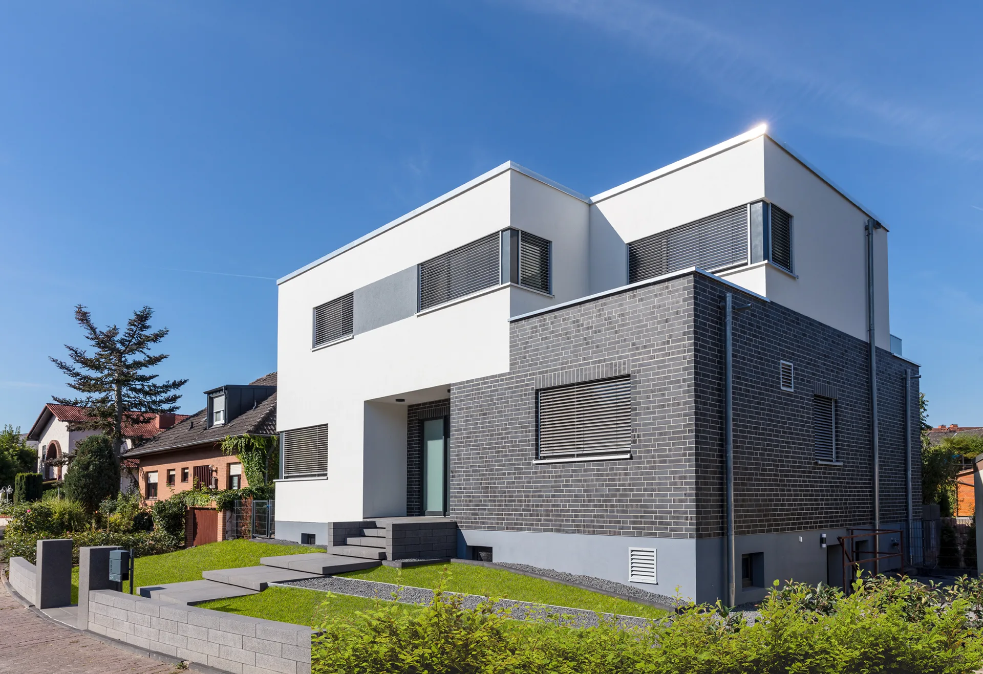 Bauhaus Familienvilla auf Bestandskeller von Meisterstück-HAUS Hauseingangsansicht 3