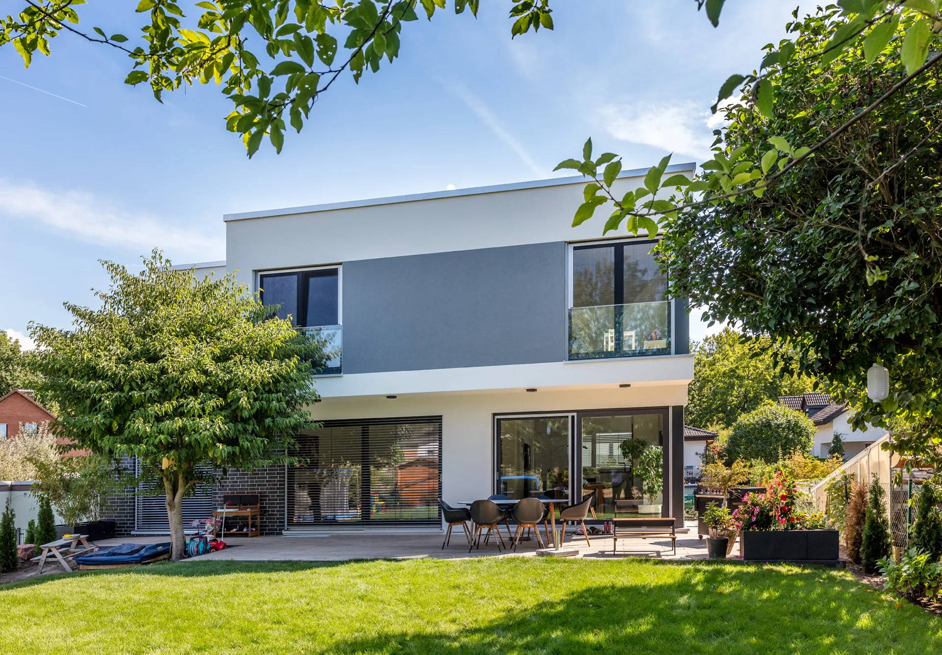Bauhaus Familienvilla auf Bestandskeller von Meisterstück-HAUS Gartenansicht