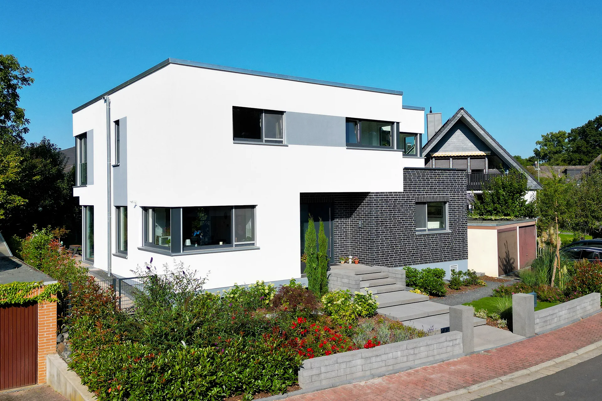 Bauhaus Familienvilla auf Bestandskeller von Meisterstück-HAUS Straßenansicht