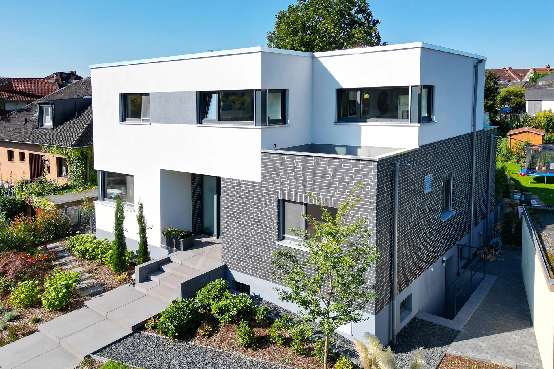 Bauhaus Familienvilla auf Bestandskeller von Meisterstück-HAUS Hauseingang
