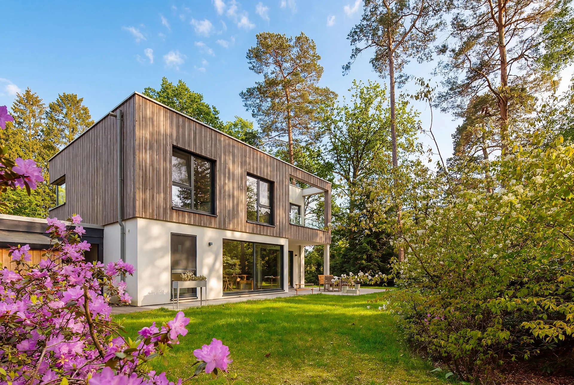 Bauhaus-Villa mit Holzfassade von Meisterstück-HAUS