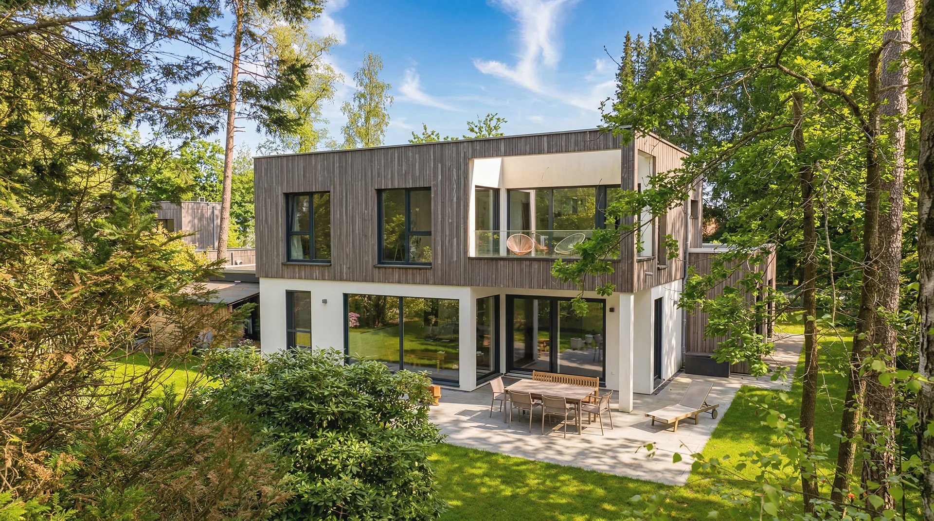Bauhaus-Villa mit Holzfassade von Meisterstück-HAUS