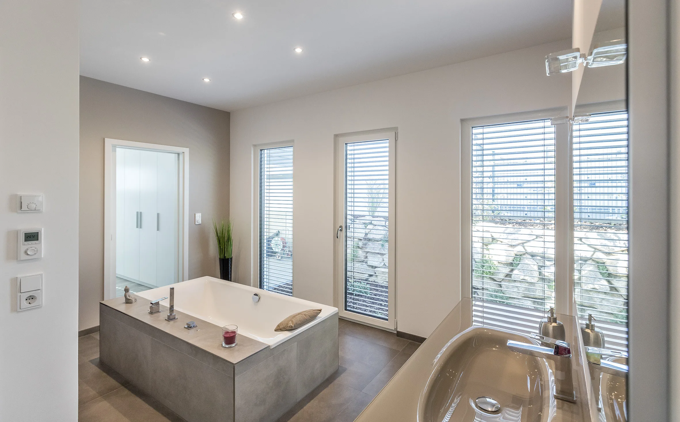 Bauhaus-Villa mit großer Dachterrasse von Meisterstueck Haus Badezimmer