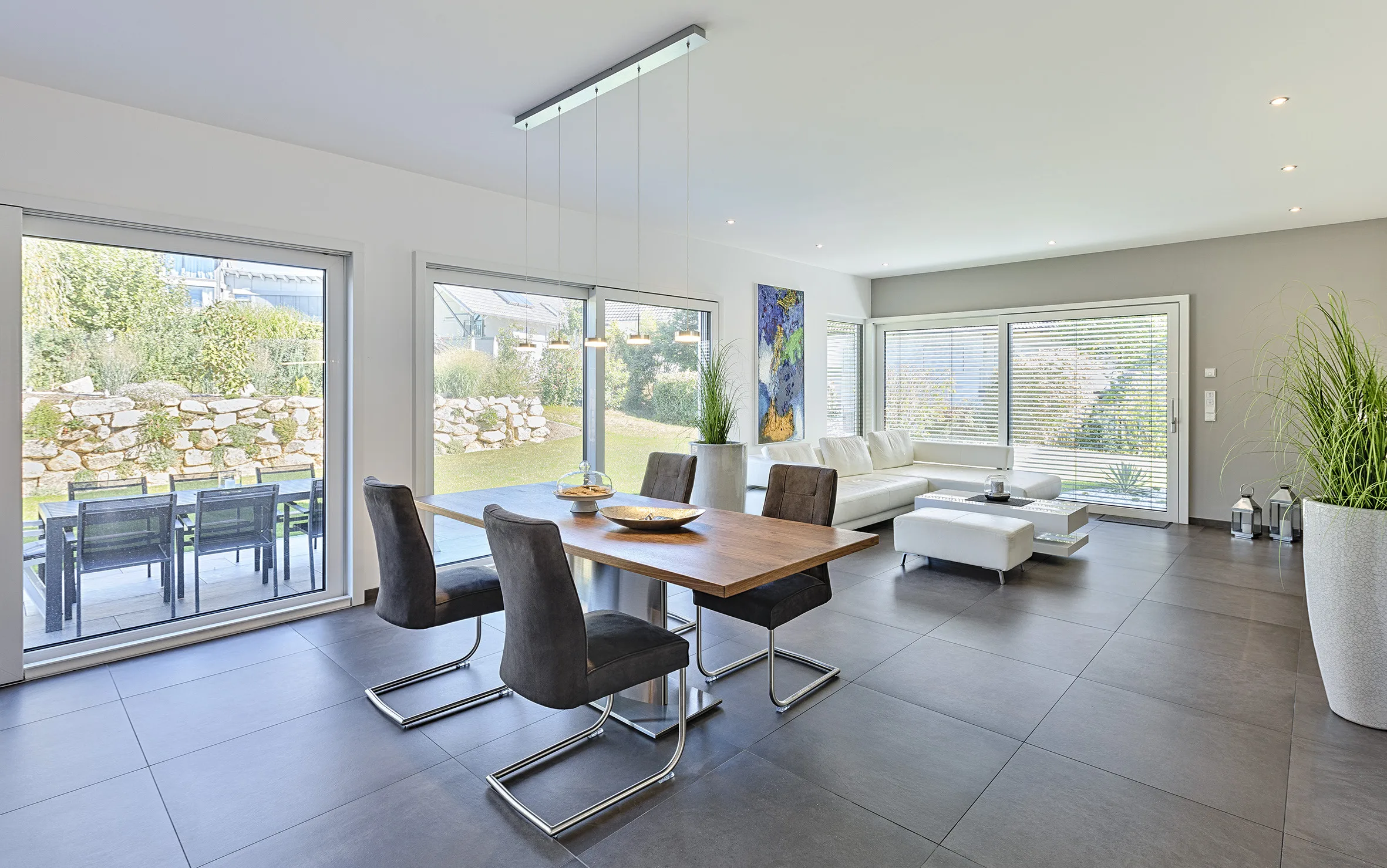 Bauhaus-Villa mit großer Dachterrasse von Meisterstueck Haus Essbereich