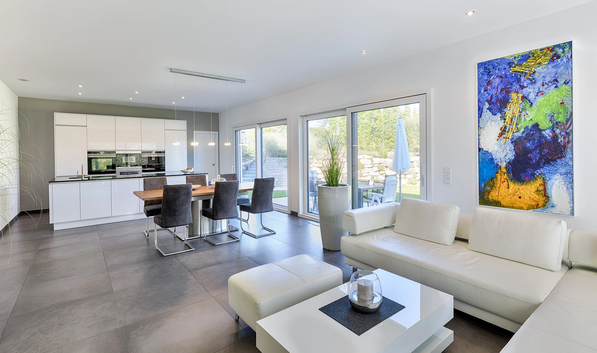 Bauhaus-Villa mit großer Dachterrasse von Meisterstueck Haus Wohnzimmer