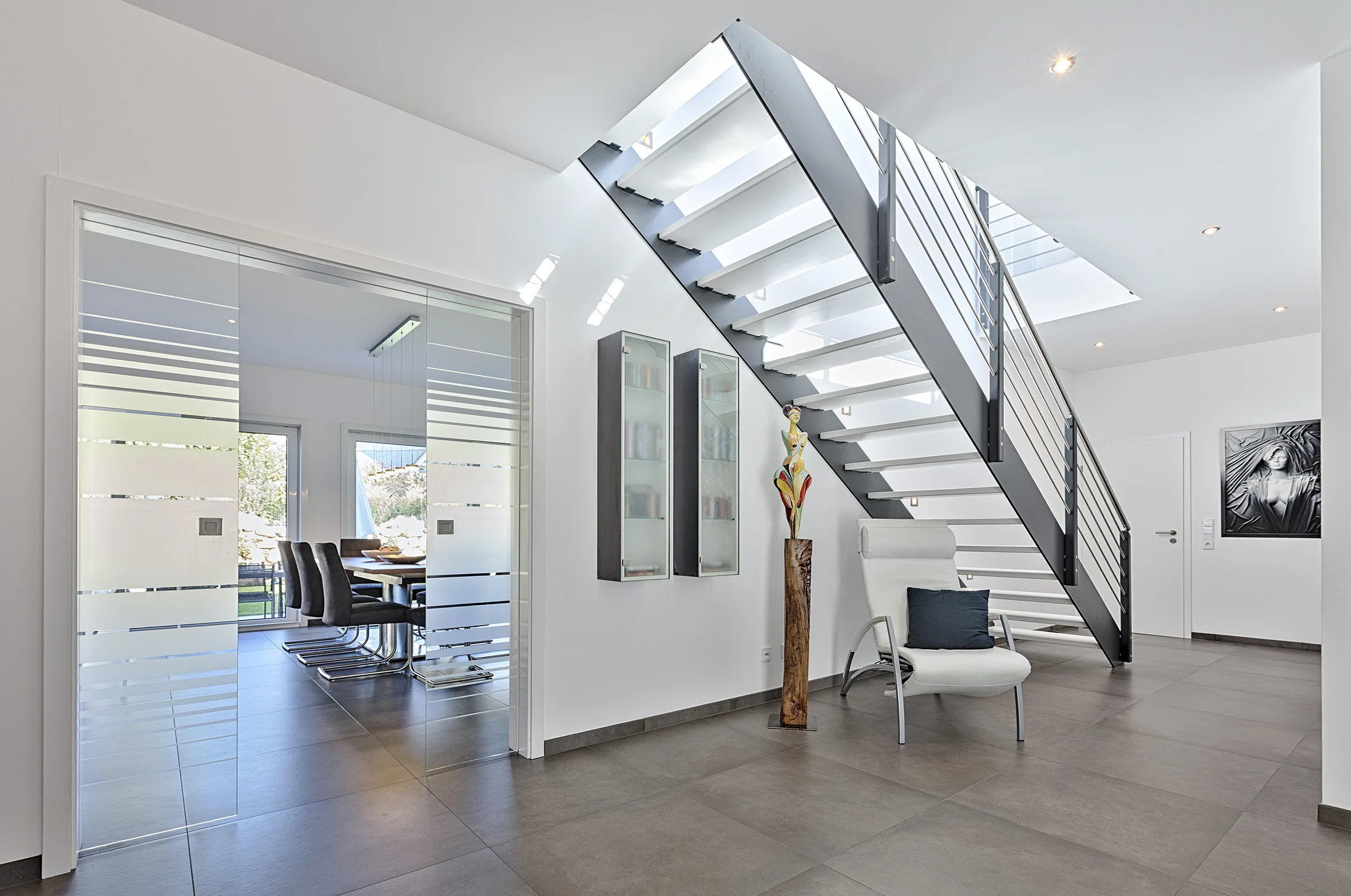 Bauhaus-Villa mit großer Dachterrasse von Meisterstueck Haus Treppenansicht