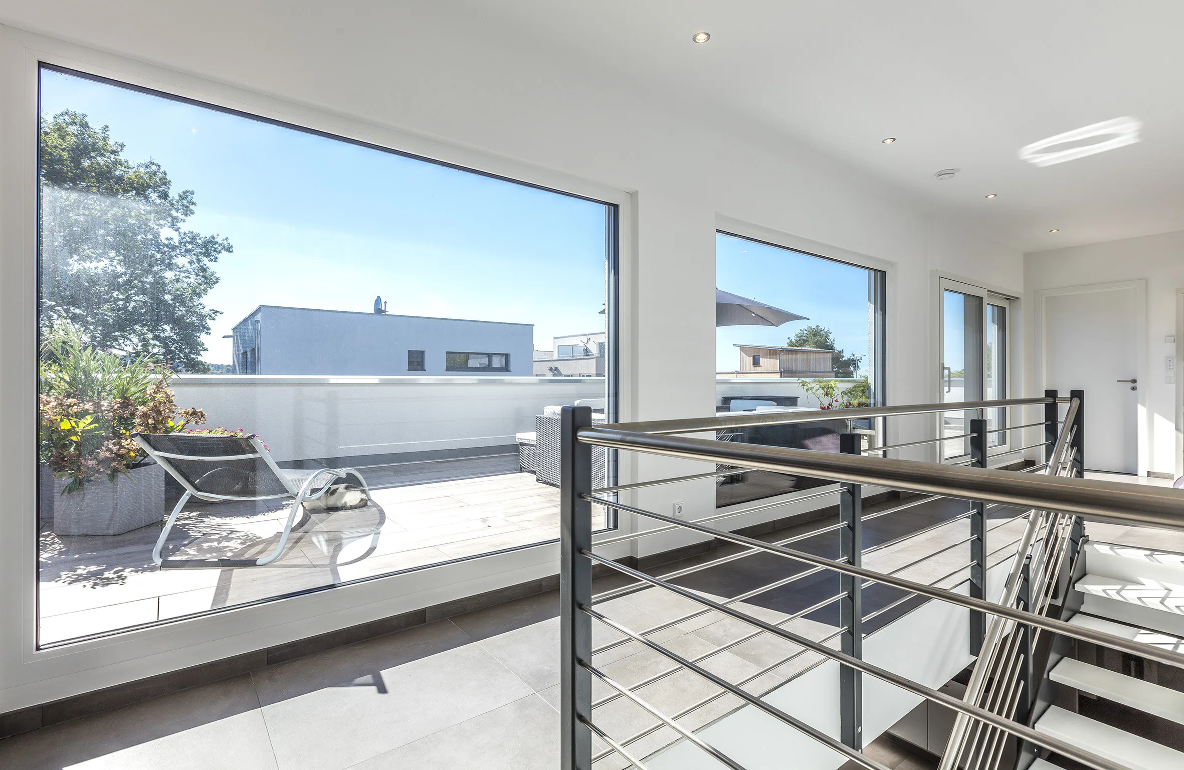 Bauhaus-Villa mit großer Dachterrasse von Meisterstueck Haus Terrassenansicht