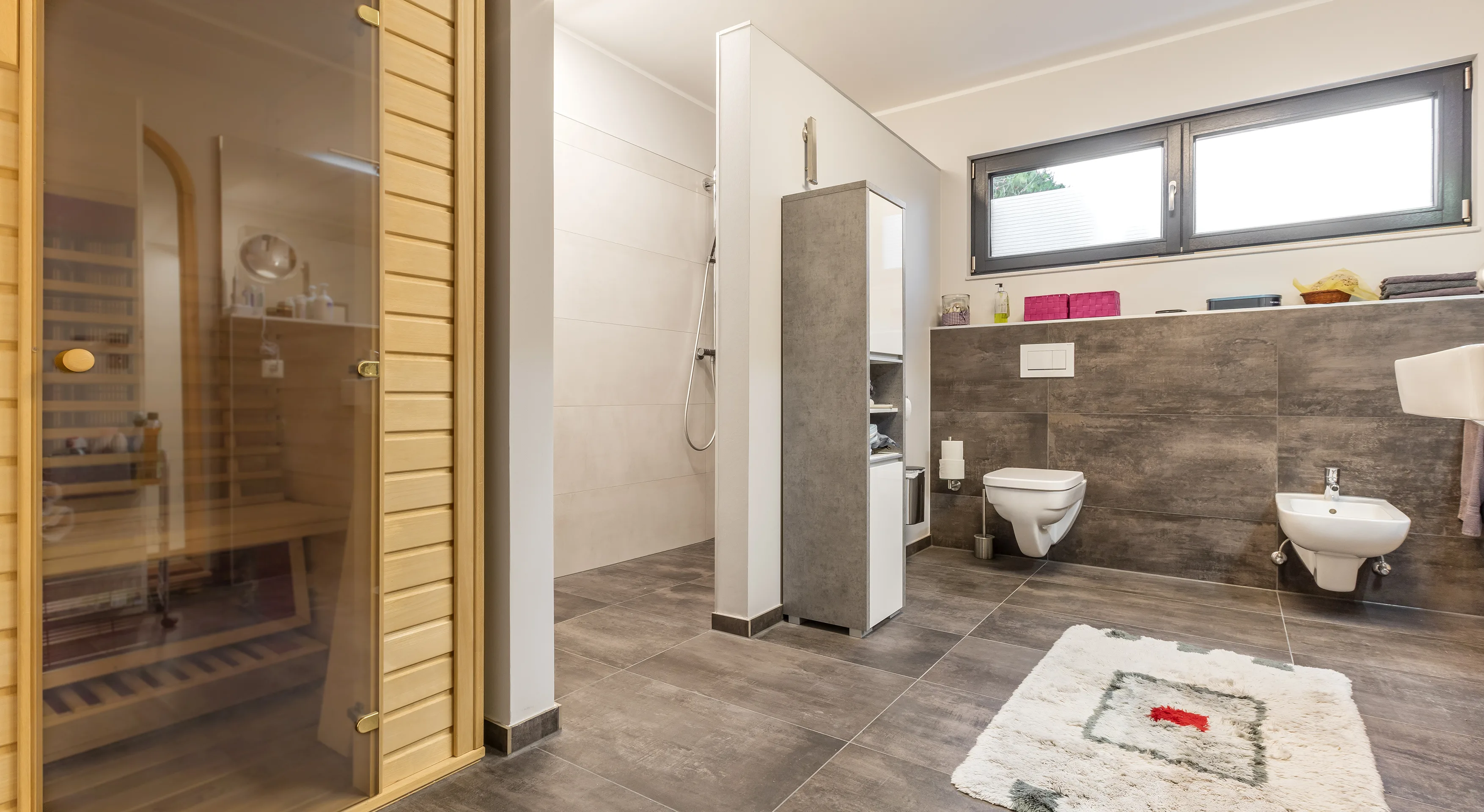 Bauhaus mit Staffelgeschoss von Meisterstueck Haus Badezimmer