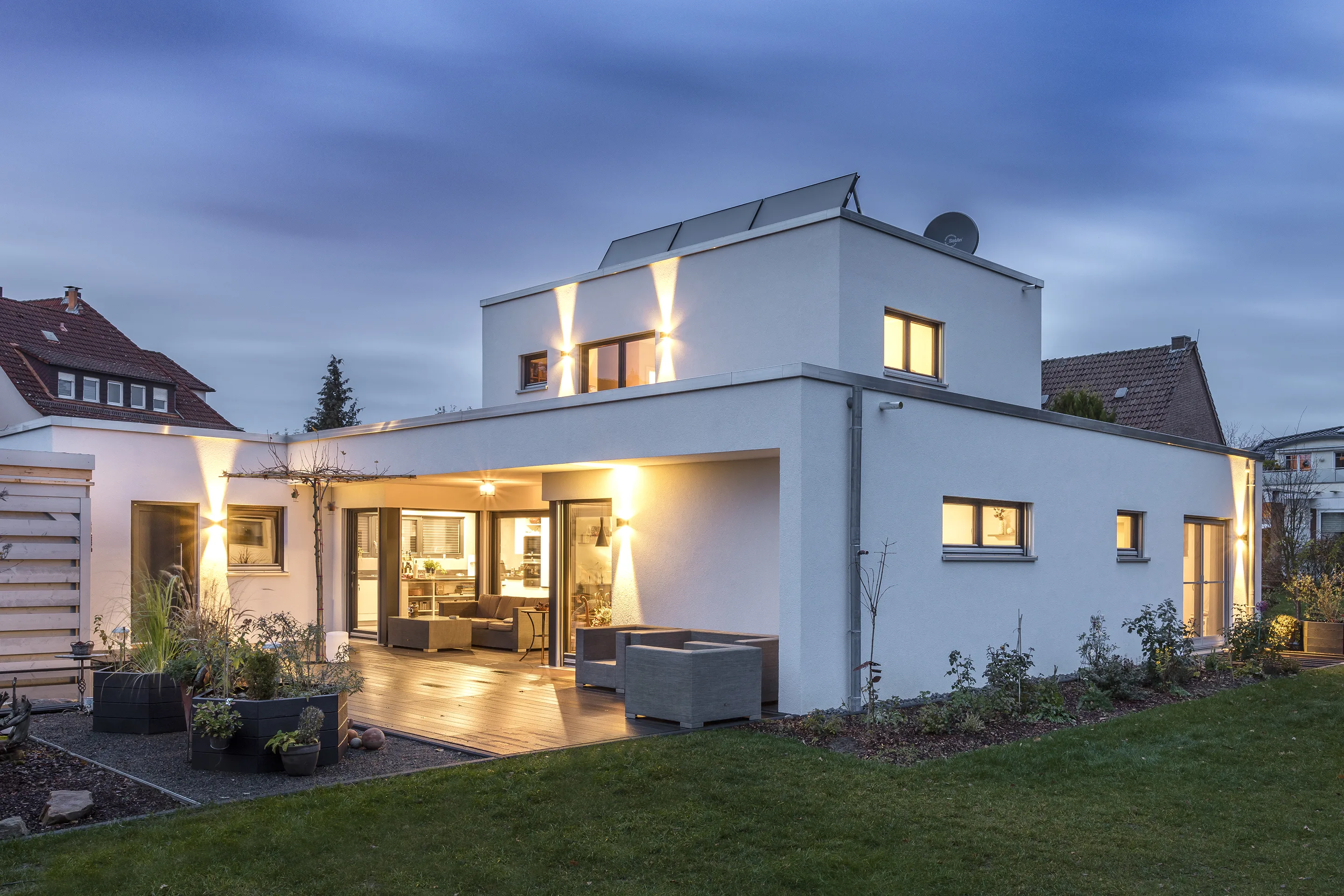 Bauhaus mit Staffelgeschoss von Meisterstueck Haus Gartenansicht 2