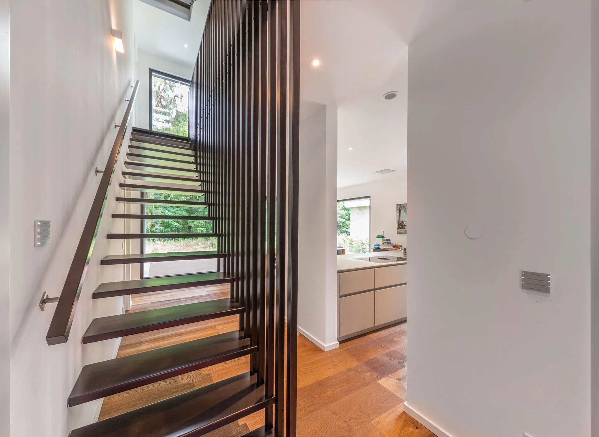 Bauhausvilla mit Klinker- und Holzfassade von Meisterstueck Haus Treppe