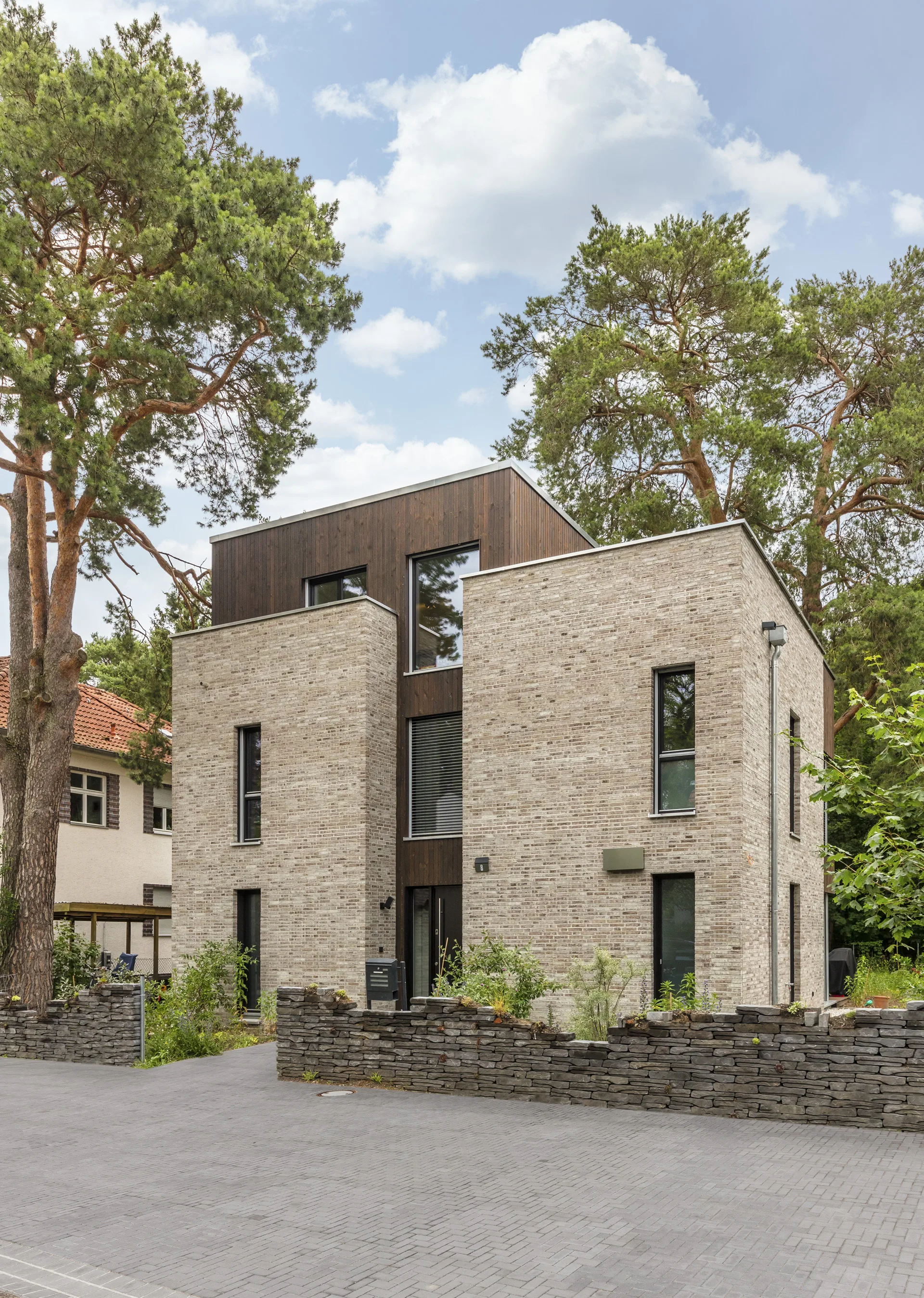 Bauhausvilla mit Klinker- und Holzfassade von Meisterstueck Haus Seitenansicht