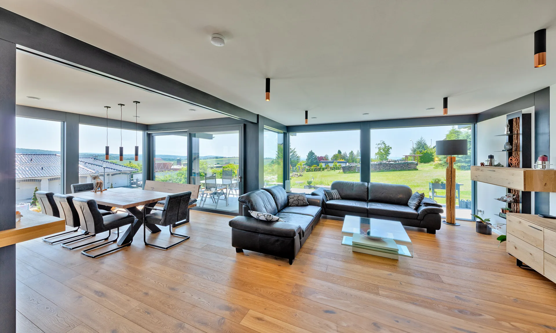 Bungalow Fusion am Hang mit Keller und Doppelgarage von Meisterstueck Haus Wohnzimmer