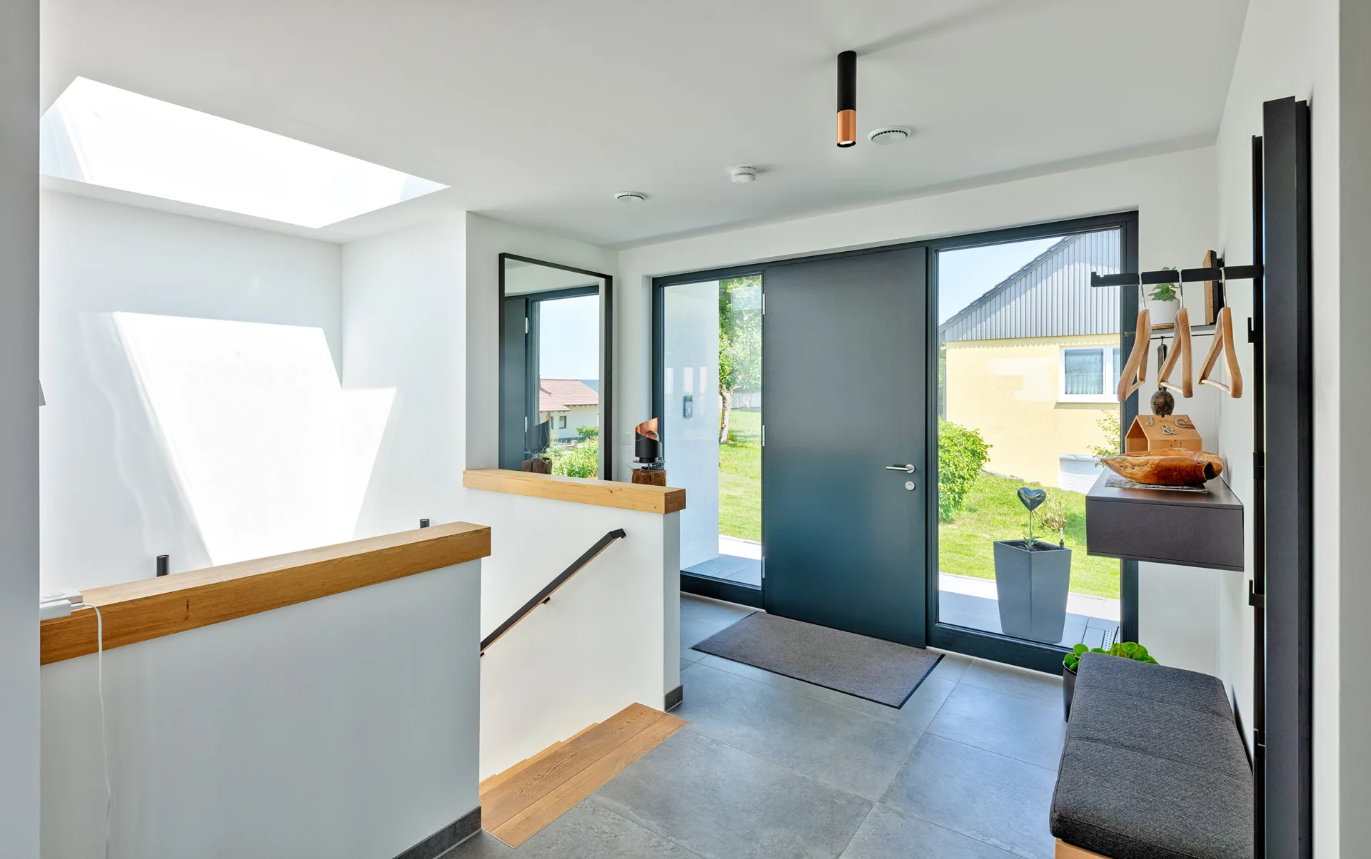 Bungalow Fusion am Hang mit Keller und Doppelgarage von Meisterstueck Haus Hauseingang innen