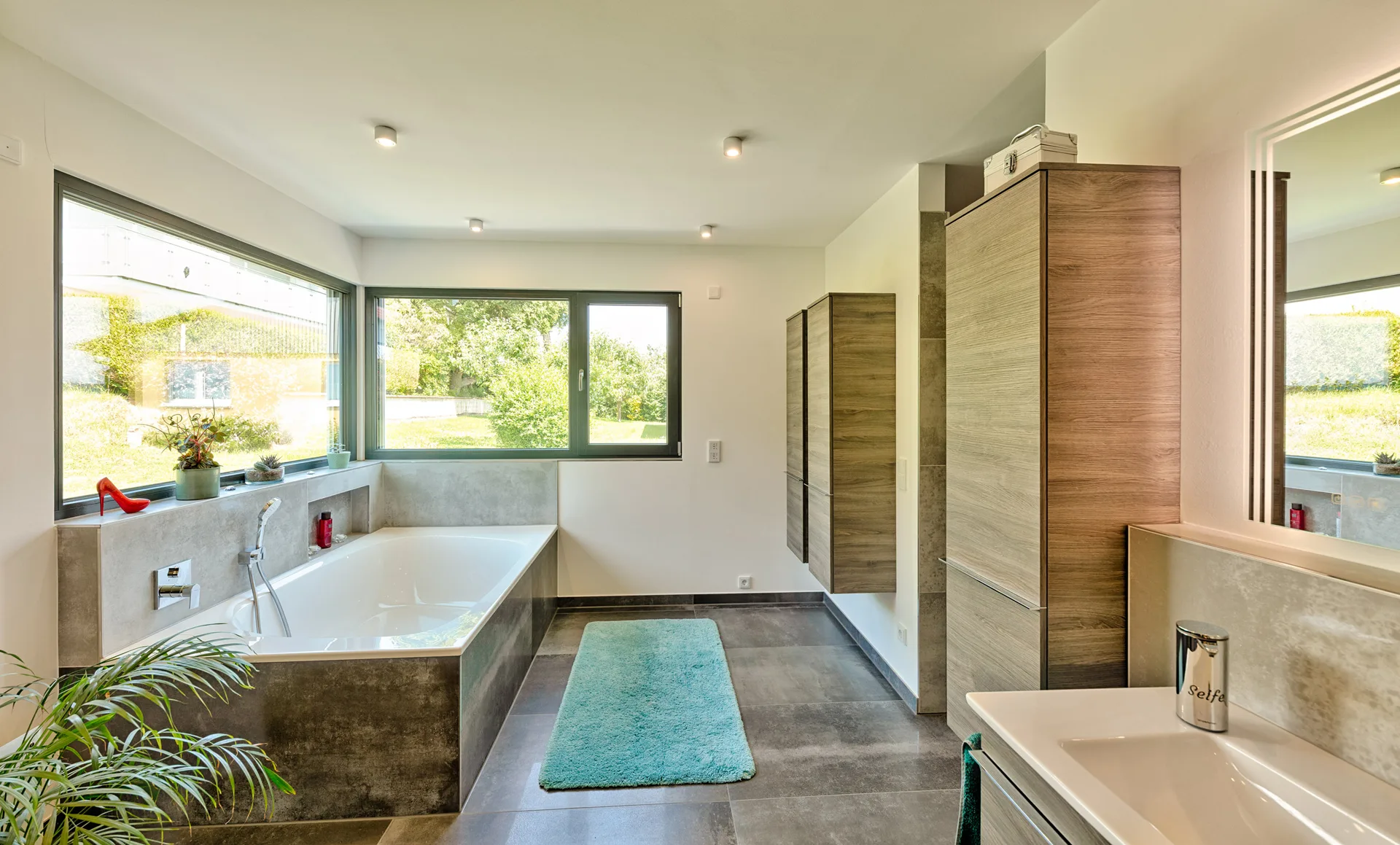 Bungalow Fusion am Hang mit Keller und Doppelgarage von Meisterstueck Haus Badezimmer mit Fenstern