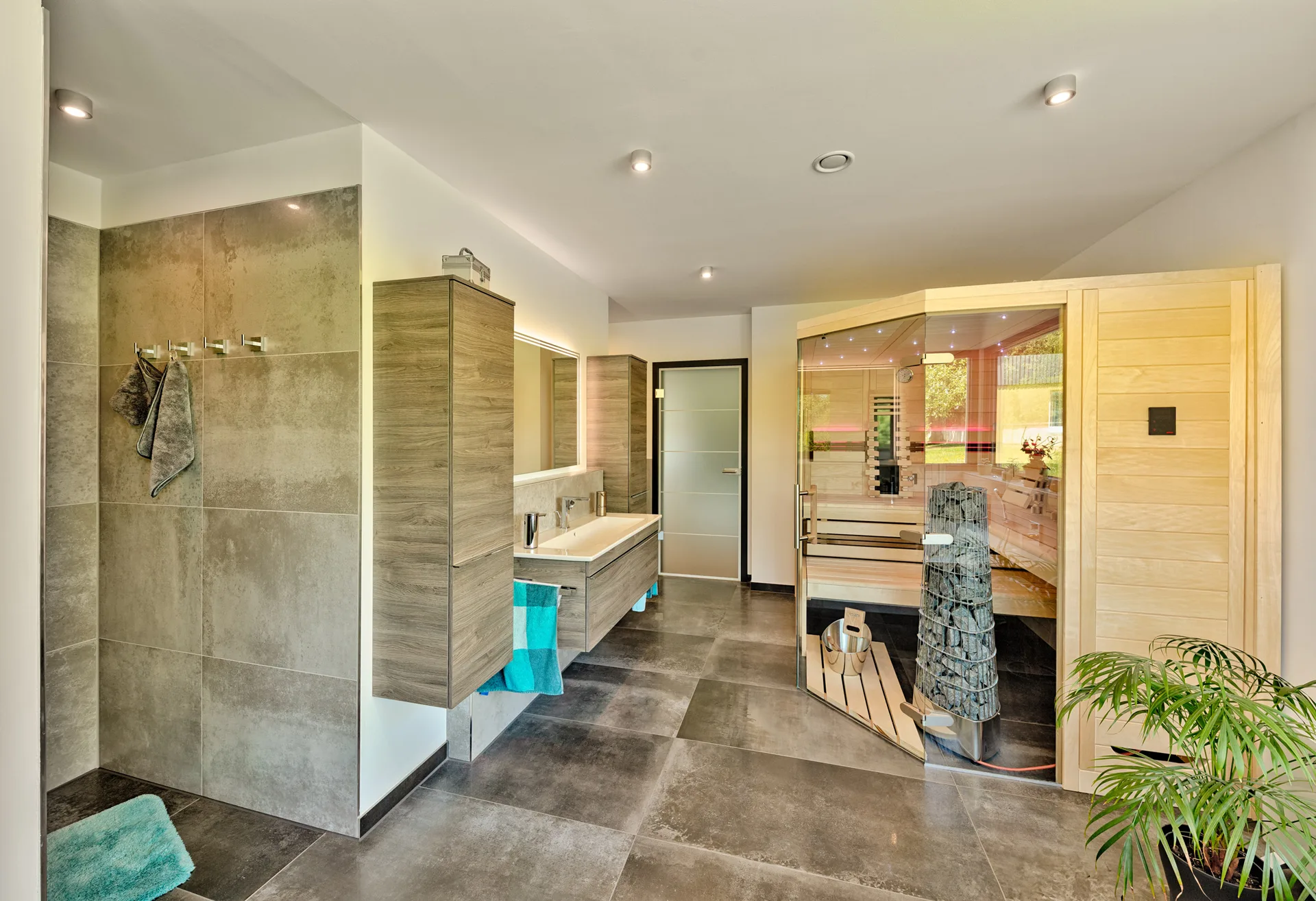 Bungalow Fusion am Hang mit Keller und Doppelgarage von Meisterstueck Haus Badezimmer