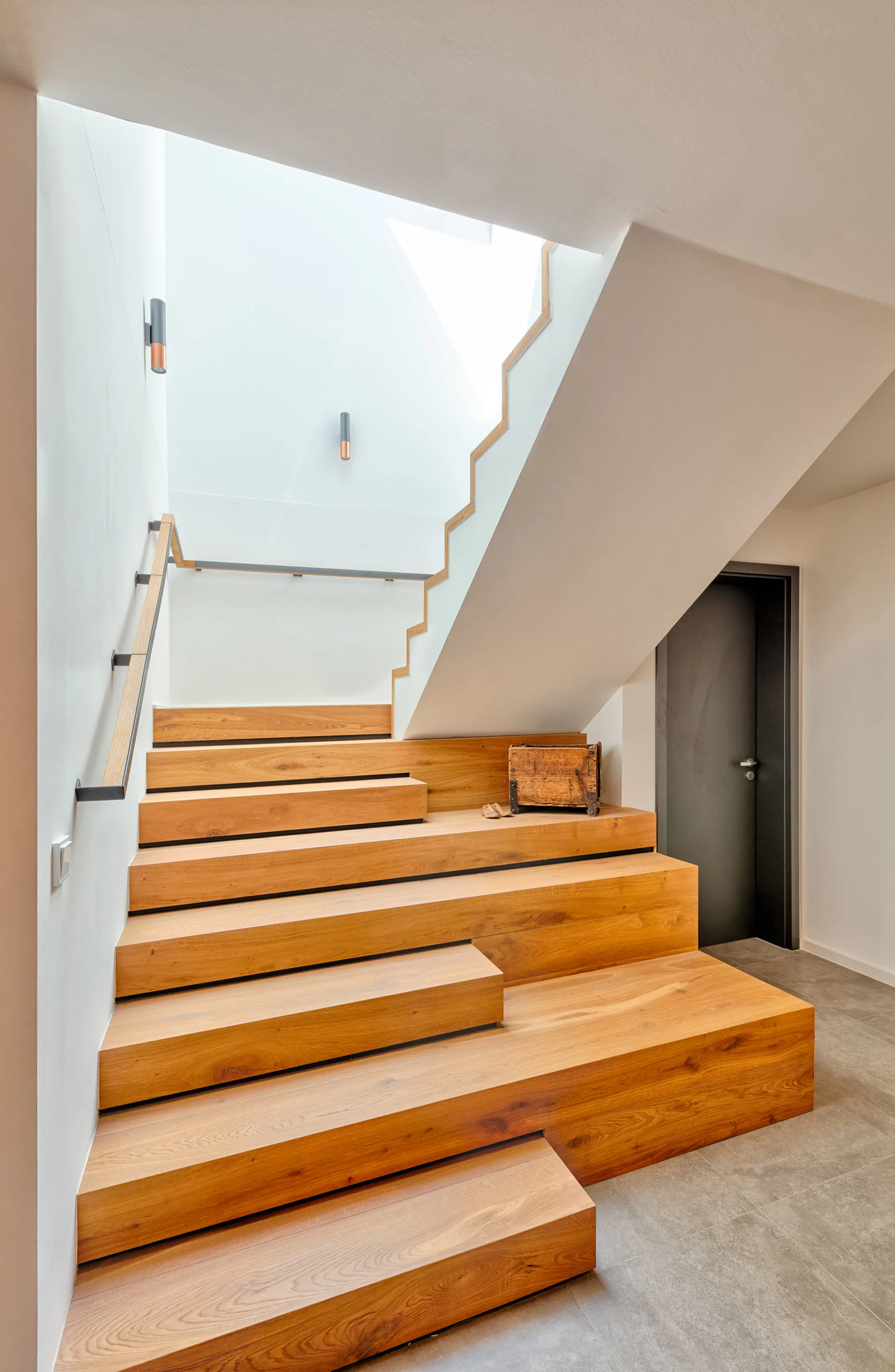 Bungalow Fusion am Hang mit Keller und Doppelgarage von Meisterstueck Haus Treppenansicht