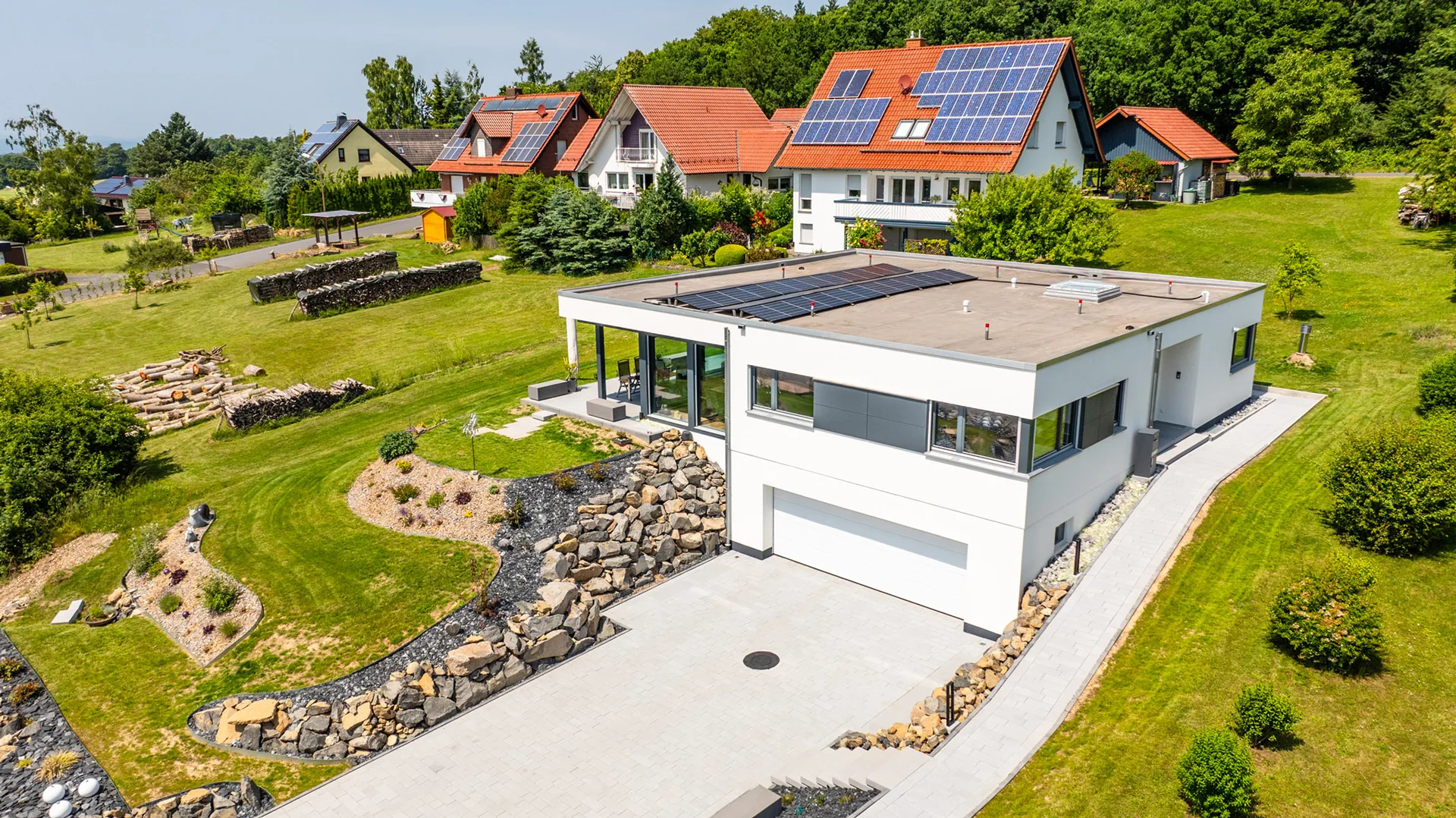 Bungalow Fusion am Hang mit Keller und Doppelgarage von Meisterstueck Haus aus der Vogelperspektive