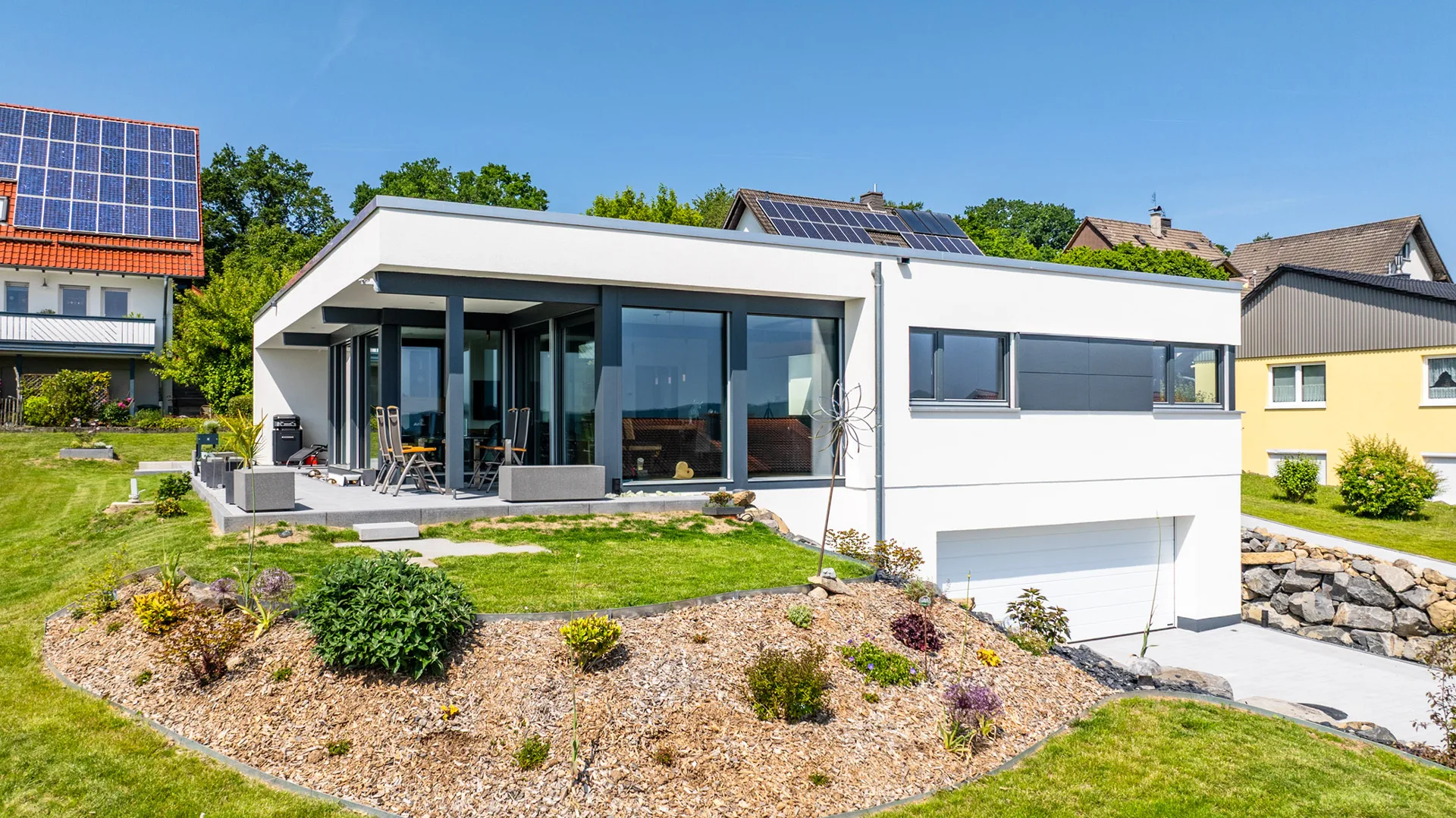 Bungalow Fusion am Hang mit Keller und Doppelgarage von Meisterstueck Haus aus Gartenansicht
