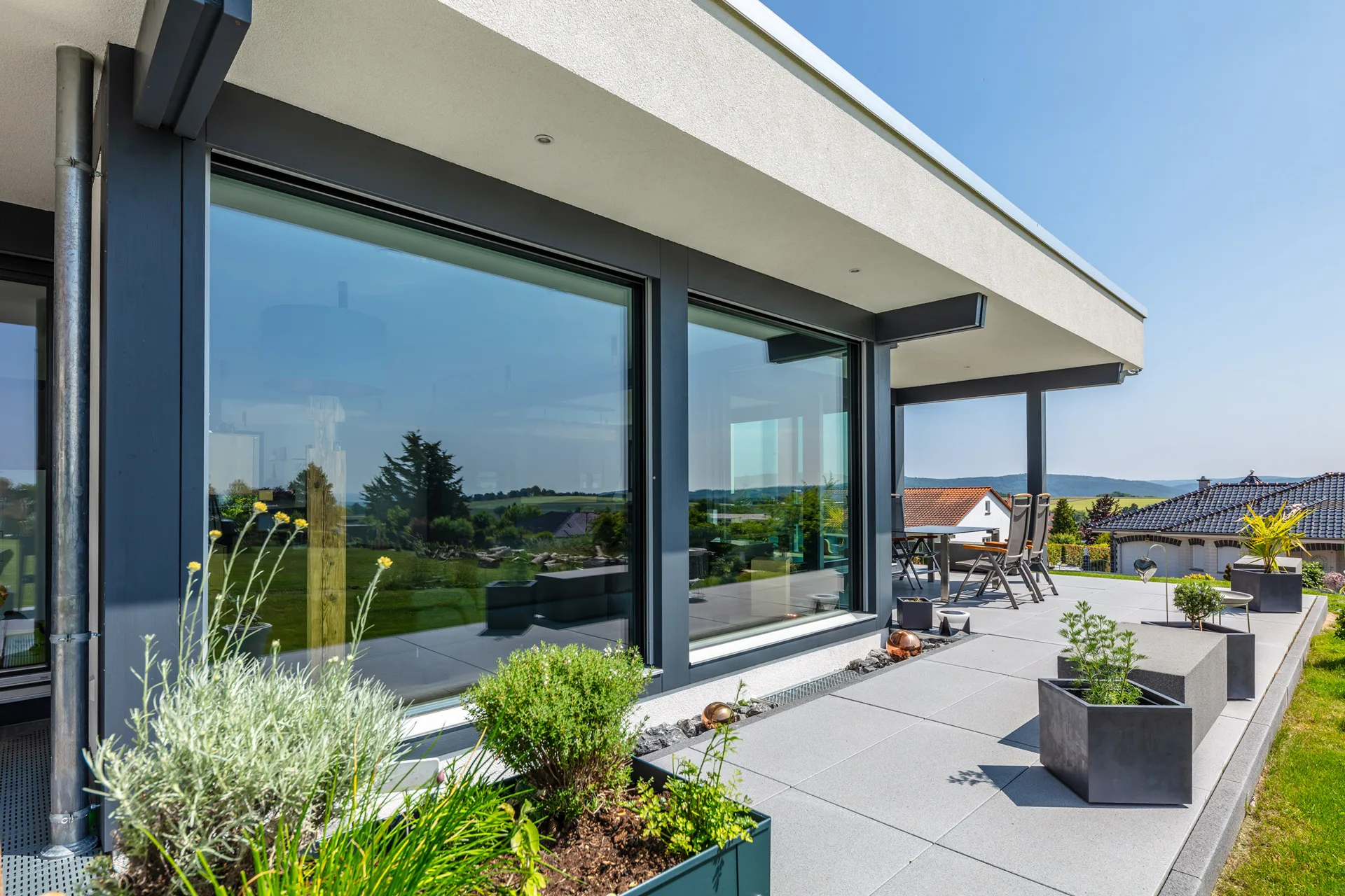 Bungalow Fusion am Hang mit Keller und Doppelgarage von Meisterstueck Haus Terrassenansicht nah