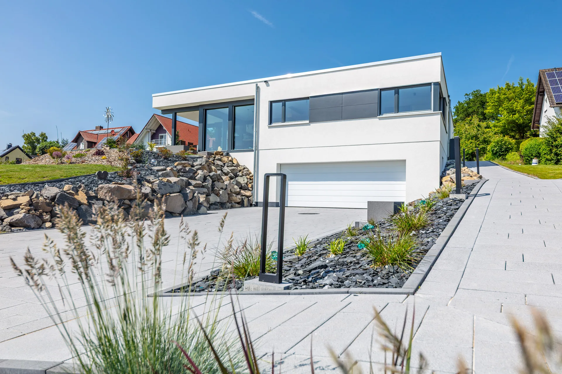 Bungalow Fusion am Hang mit Keller und Doppelgarage von Meisterstueck Haus aus Vorderansicht