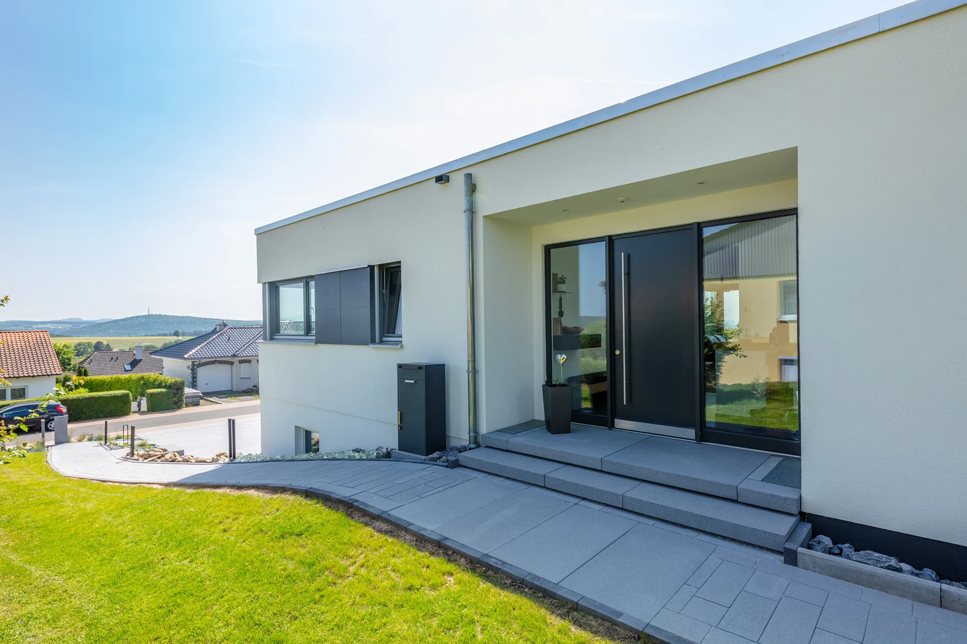 Bungalow Fusion am Hang mit Keller und Doppelgarage von Meisterstueck Haus aus Eingangssicht