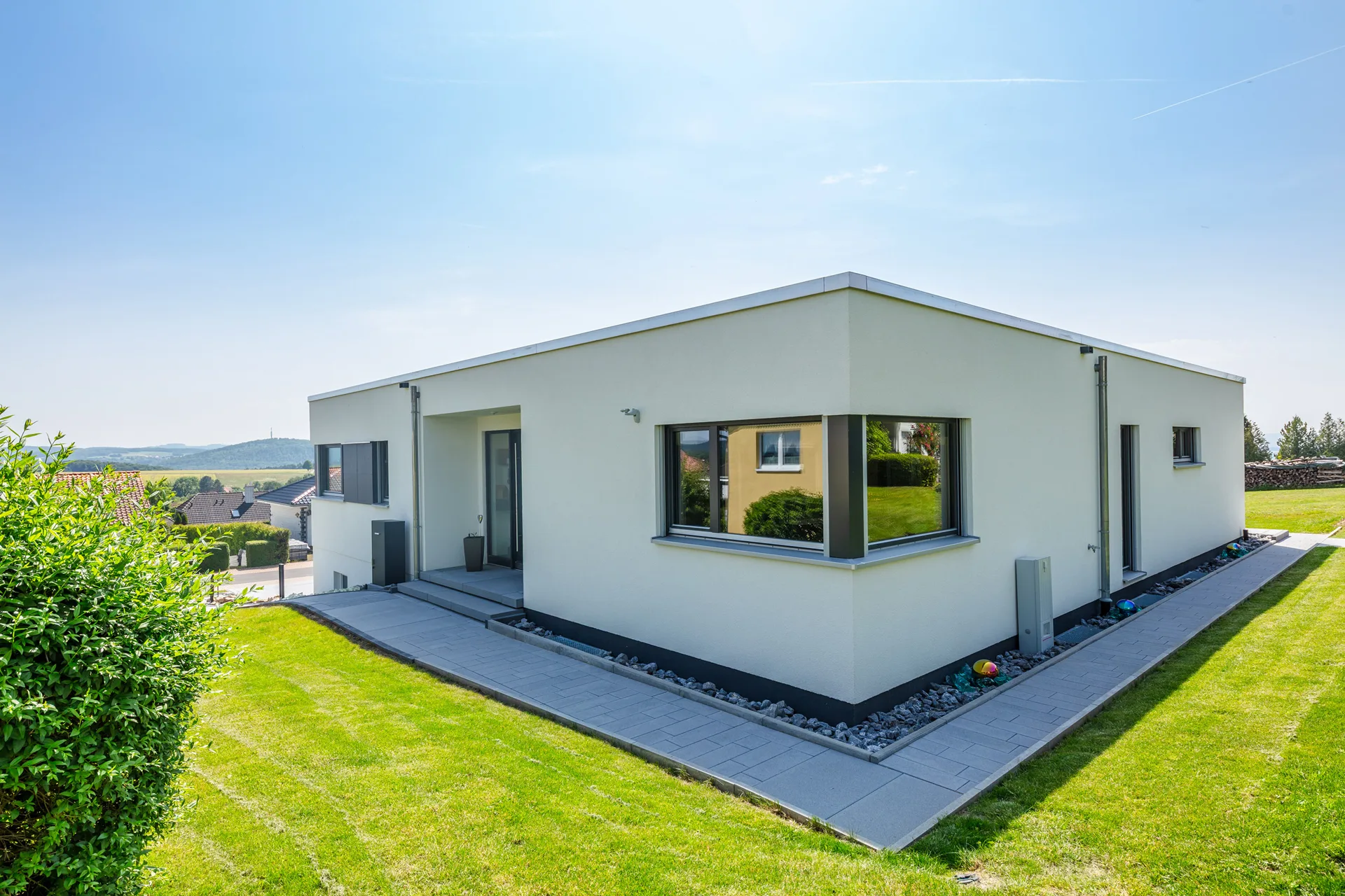 Bungalow Fusion am Hang mit Keller und Doppelgarage von Meisterstueck Haus aus Rückansicht