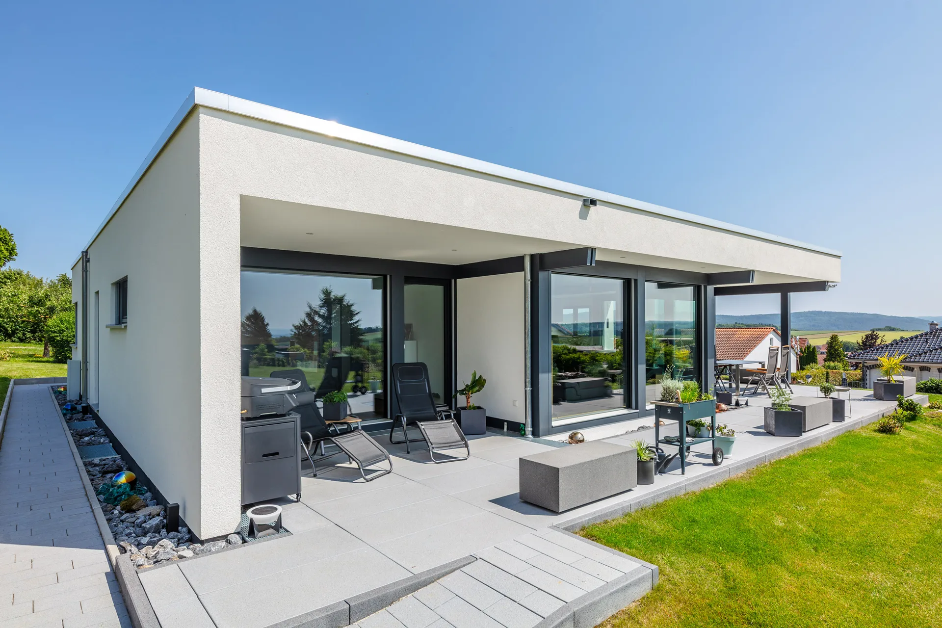 Bungalow Fusion am Hang mit Keller und Doppelgarage von Meisterstueck Haus aus Terrassenansicht