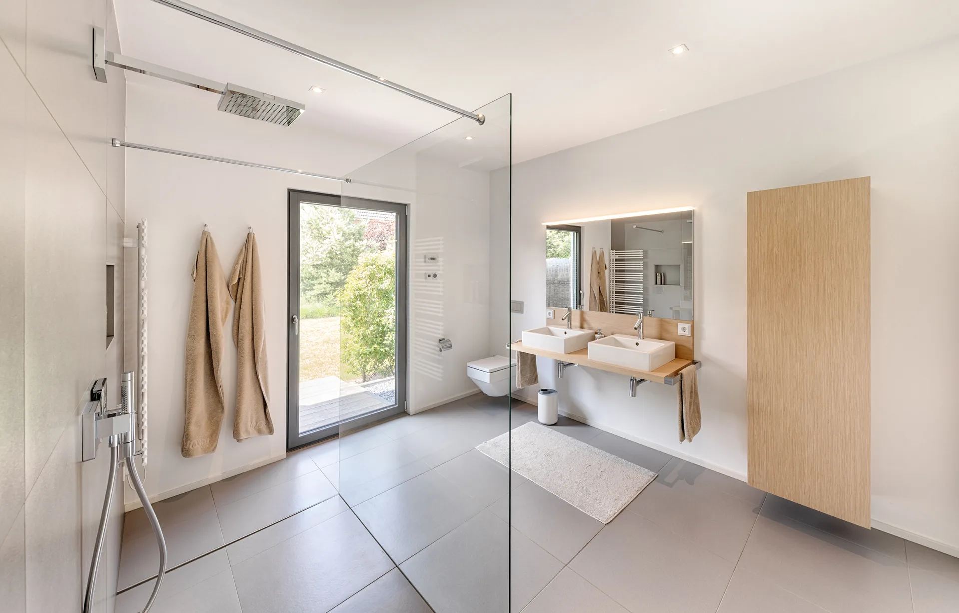 Bungalow MIDSOMMER mit Pultdach von Meisterstueck Haus Badezimmeransicht 2