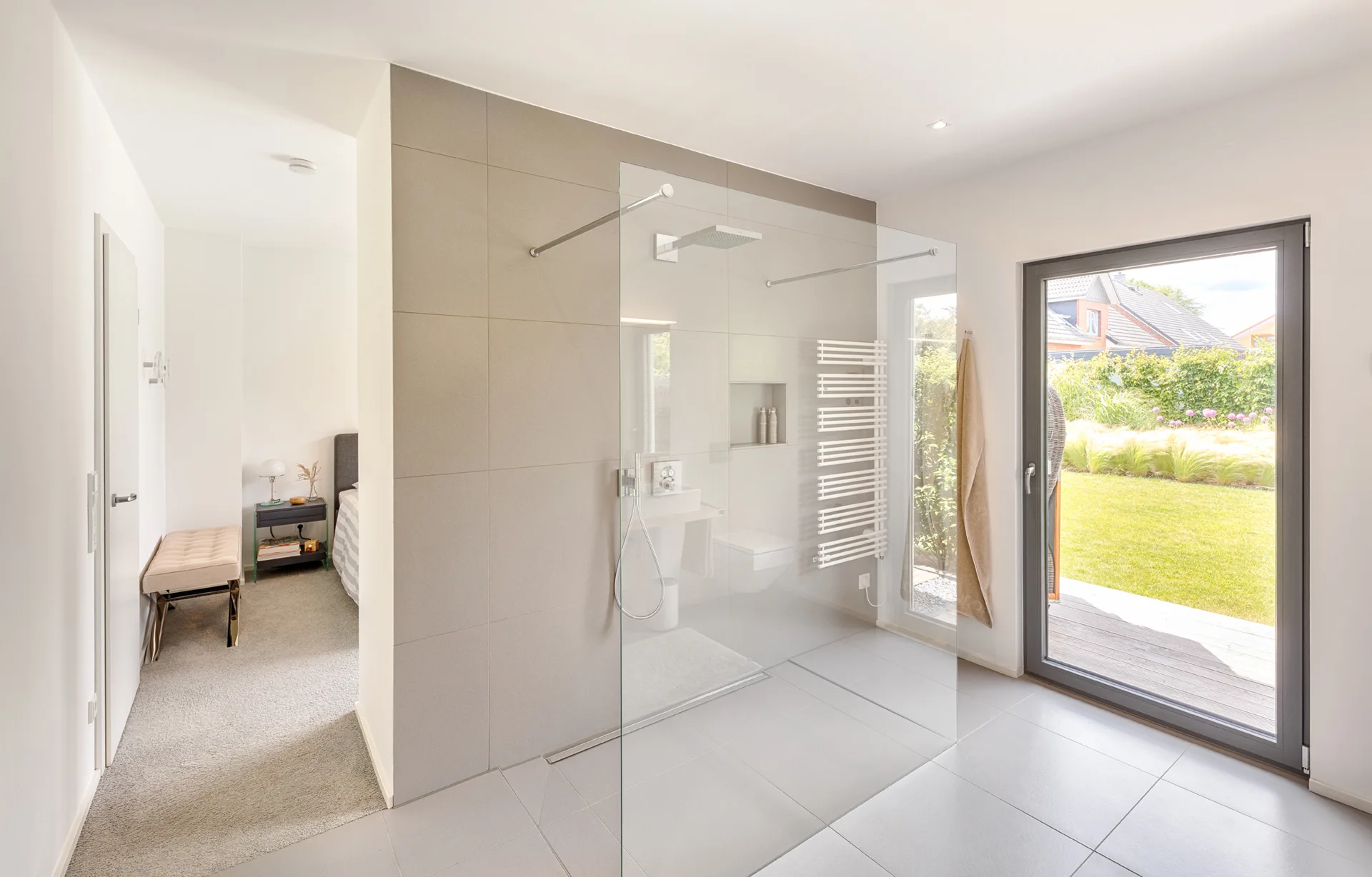 Bungalow MIDSOMMER mit Pultdach von Meisterstueck Haus Badezimmeransicht 1