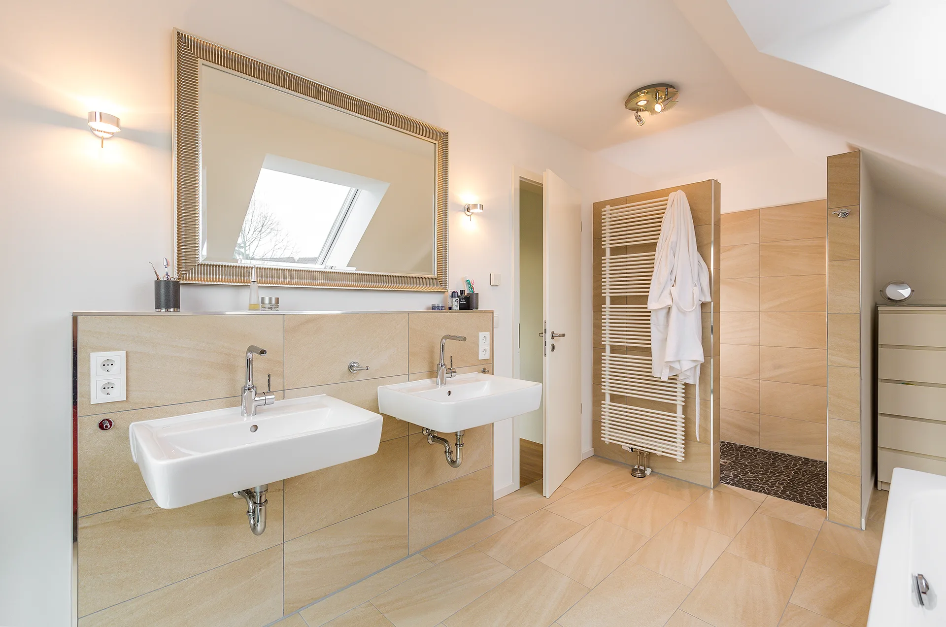 Doppelhaus mit Keller von Meisterstueck Haus Badezimmer