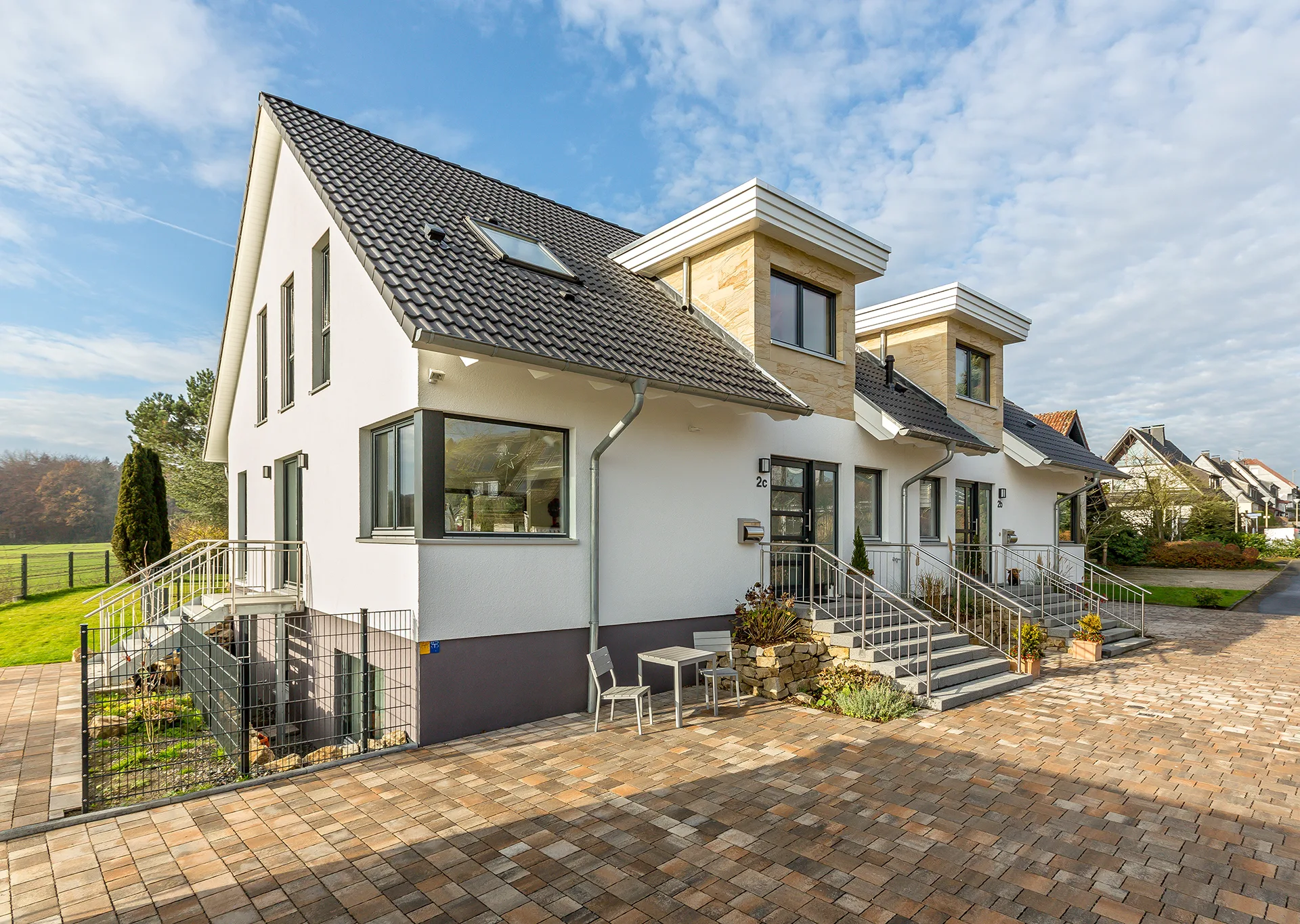 Doppelhaus mit Keller von Meisterstueck Haus Strassenansicht