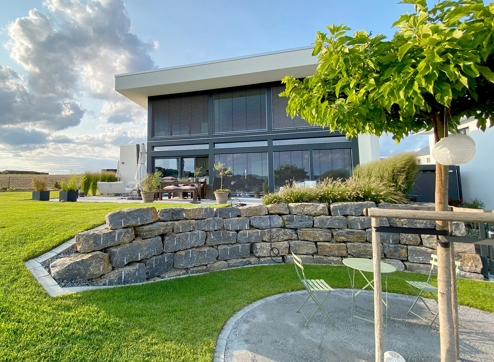 Effizienzhaus FUSION mit Carport von Meisterstueck Haus Gartenansicht