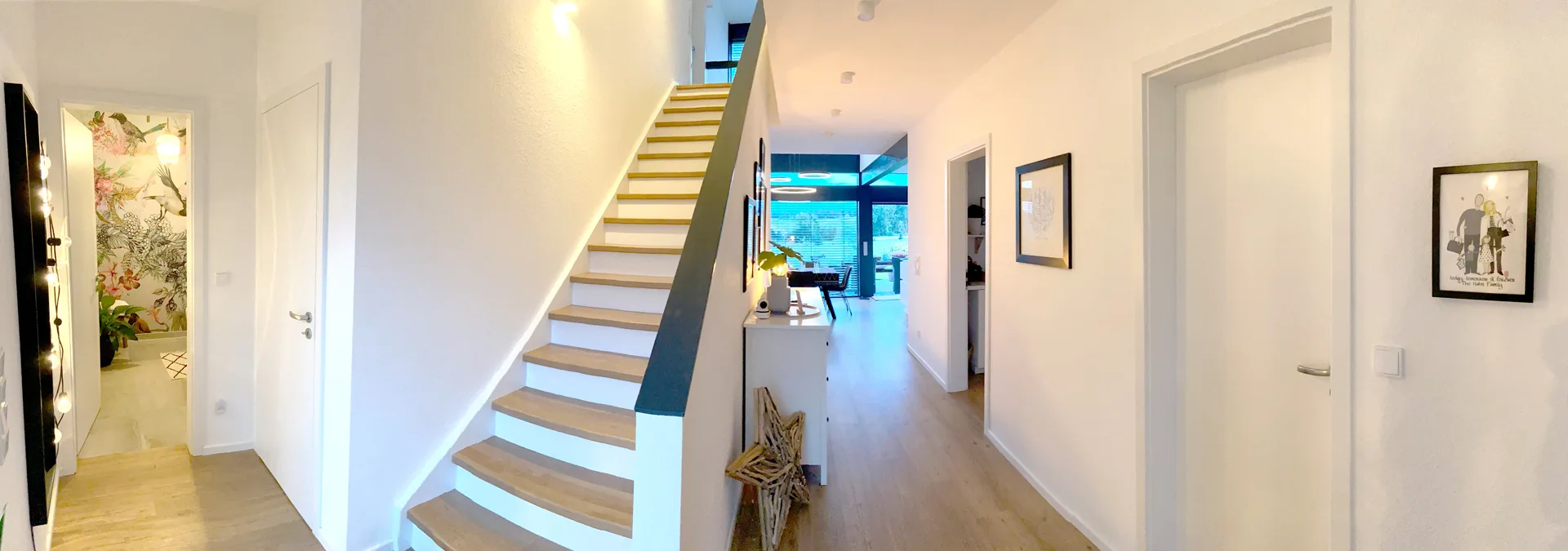 Effizienzhaus FUSION mit Carport von Meisterstueck Haus Treppenansicht