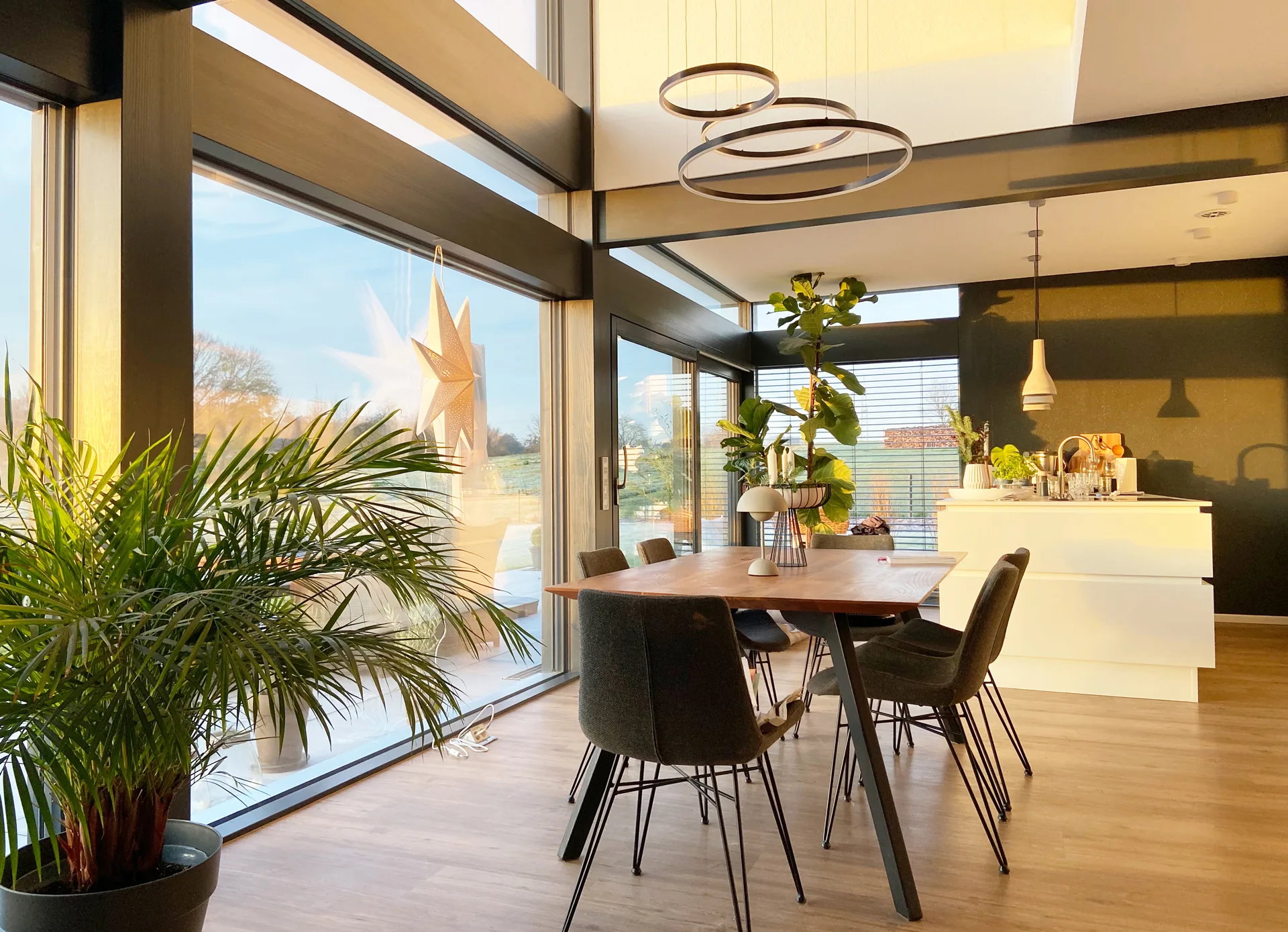 Effizienzhaus FUSION mit Carport von Meisterstueck Haus Essbereich